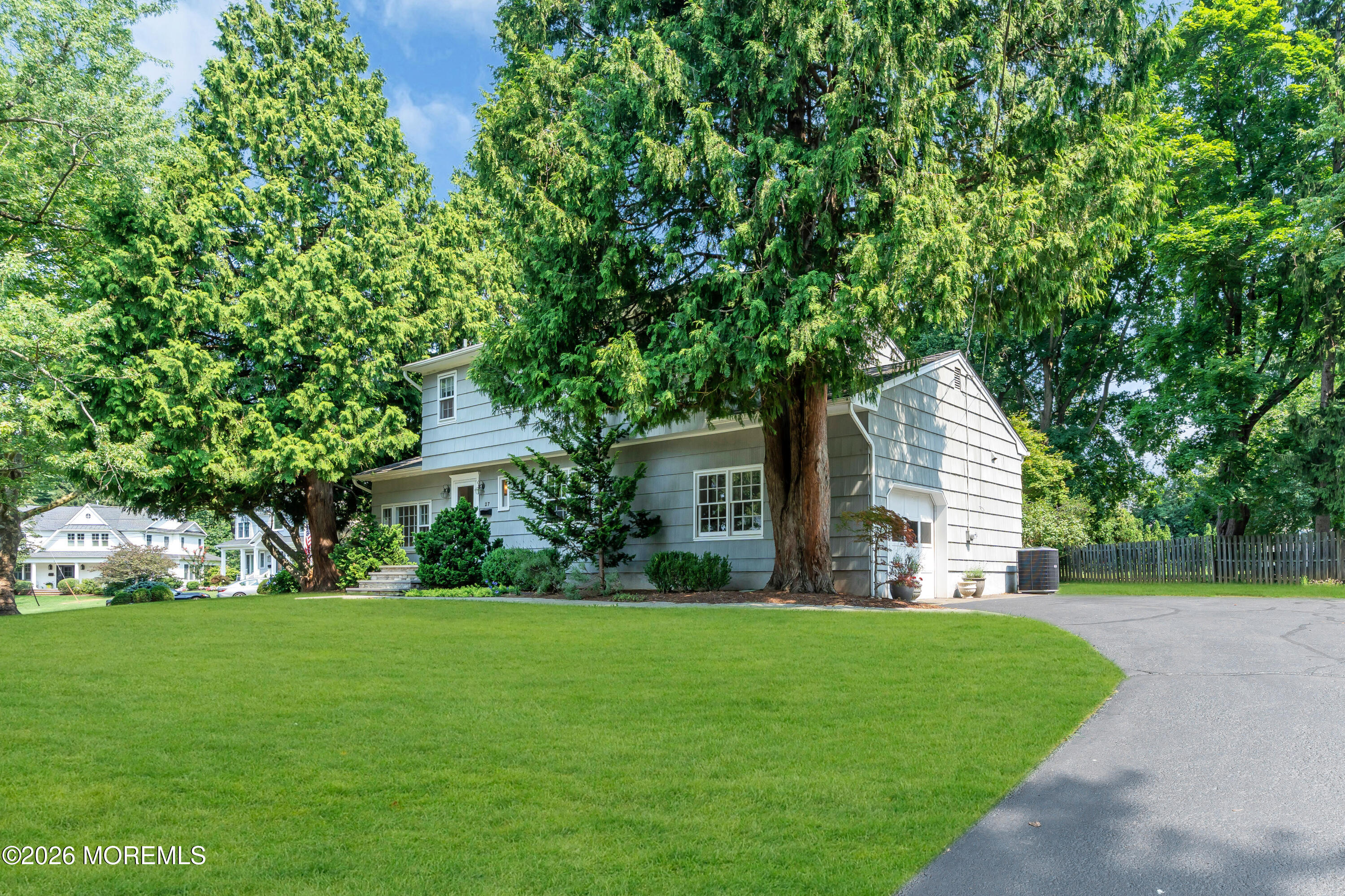 27 Circle Ln