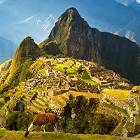 Vista panorâmica de Machu Picchu, com ruínas incas sobre as montanhas da Cordilheira dos Andes no Peru