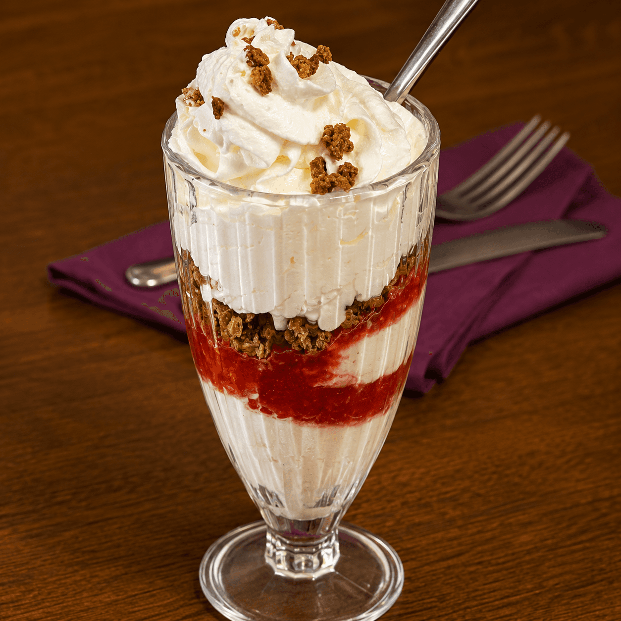 coupe de glace vanille et coulis de fraises