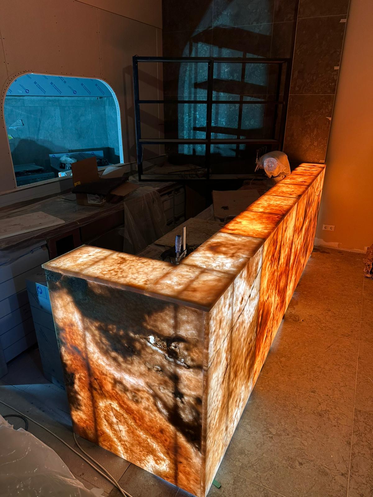 Maßanfertigung Bar aus seltenem Onyx mit integrierter Lichttechnik