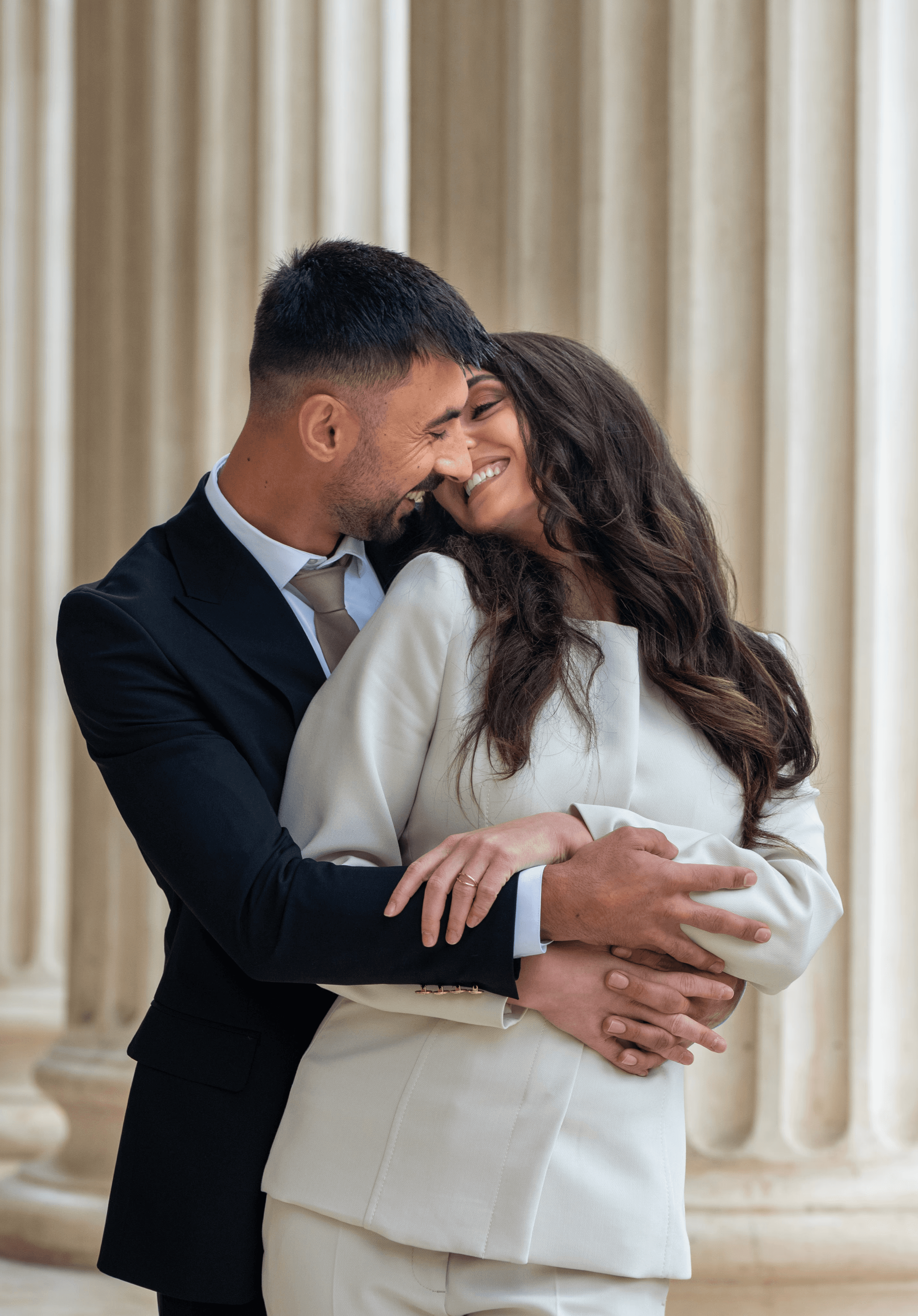 Cuplu la cununia civilă în București, surprins în momentul semnării actelor – fotograf de evenimente și cununie civilă.