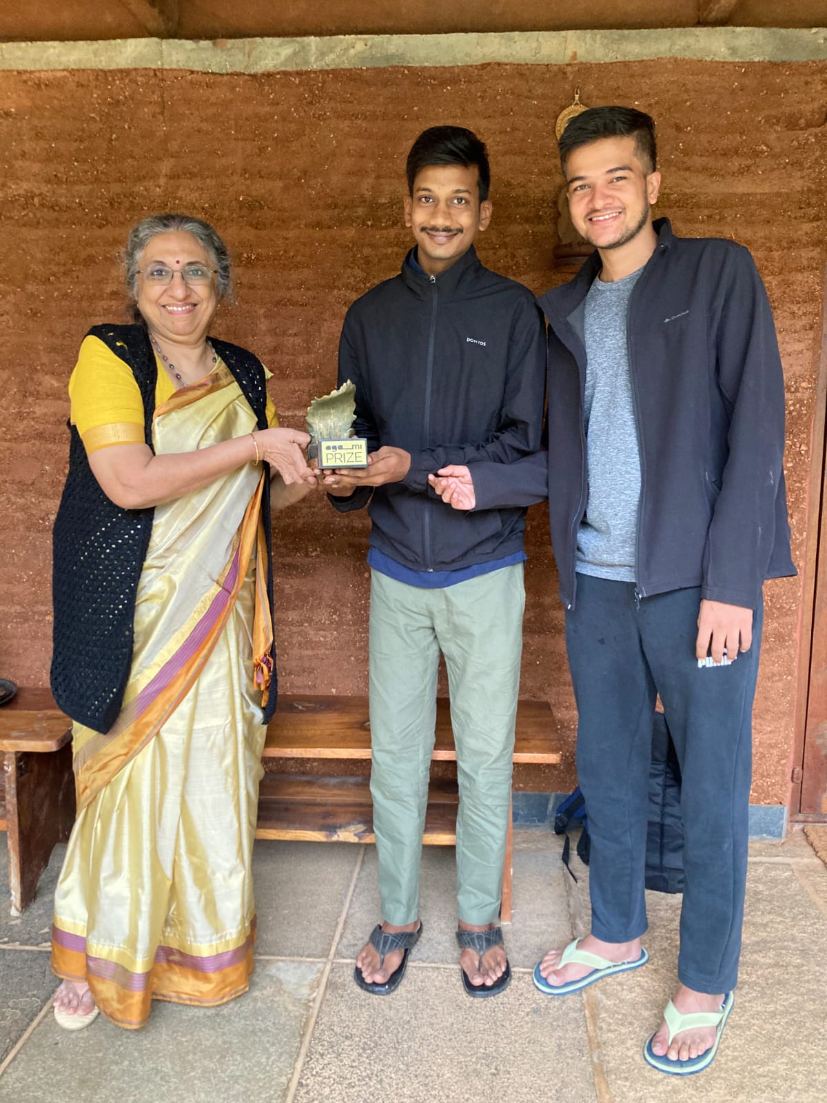 Winners Abhay and Swapnil from Zenith receive the Prize memento from Jury member Justice (retired) Prabha Sridevan