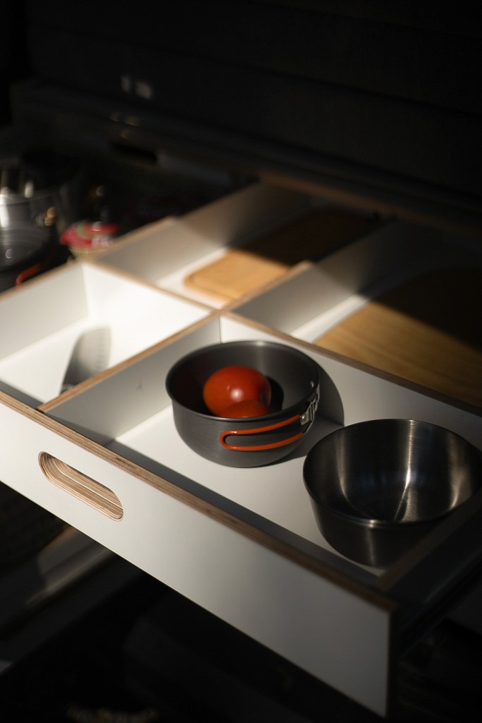 Detailaufnahme der Wellenstruktur der Akustiklampe aus Holz, zeigt Material und handgefertigte Verarbeitung