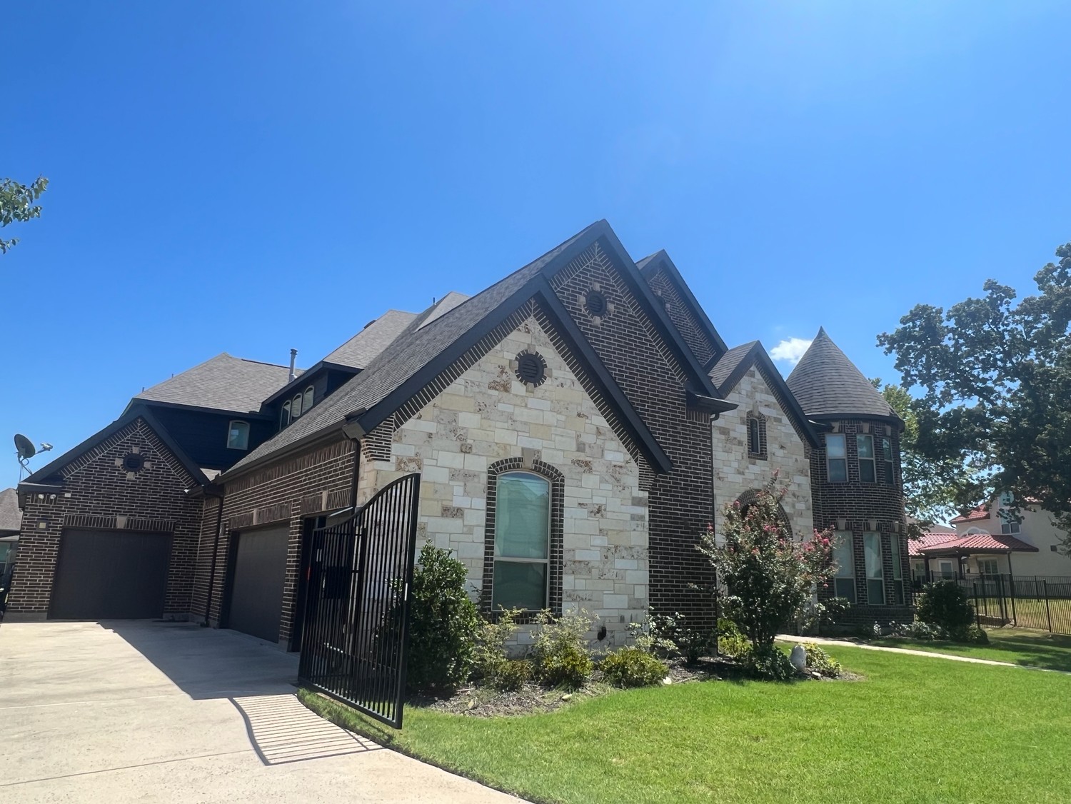 Le Construction, Roof Repair, Hail damge repair, Storm damage repair, leaks repair, construction company