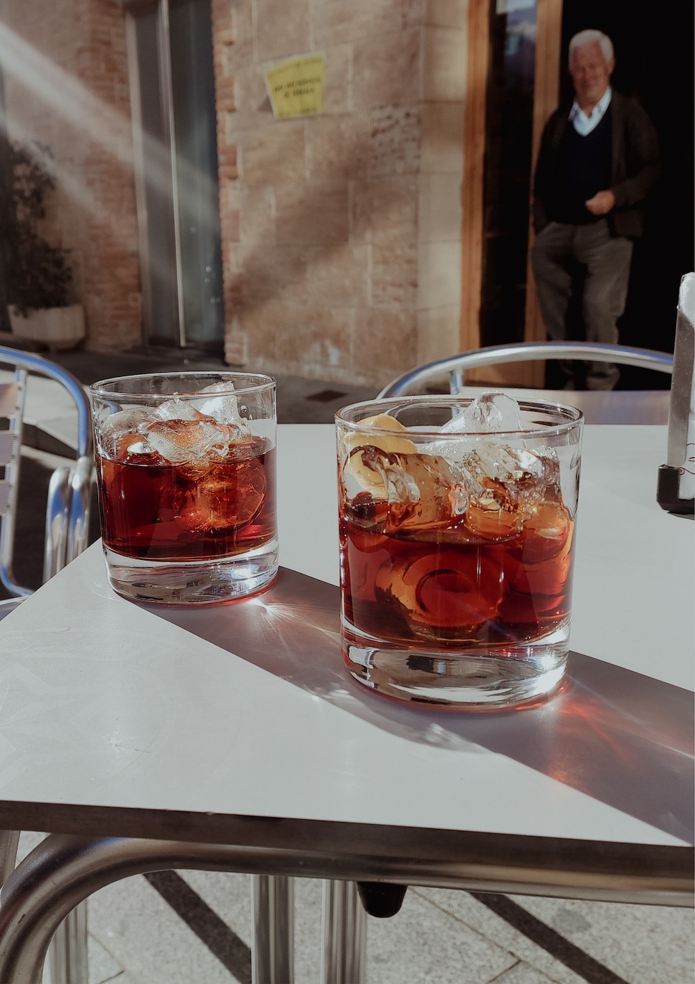 Zwei Gläser spanischer Wermut auf dem Tisch einer Außengastronomie