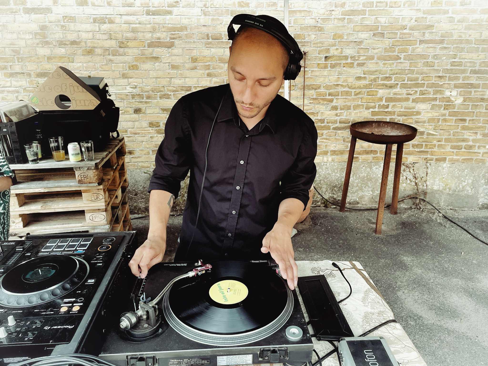 DJ Emotional Ty spiller på Cafe Bopa