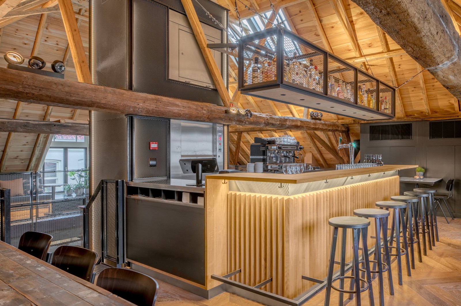 Positive Space, Madonna - zolder bar