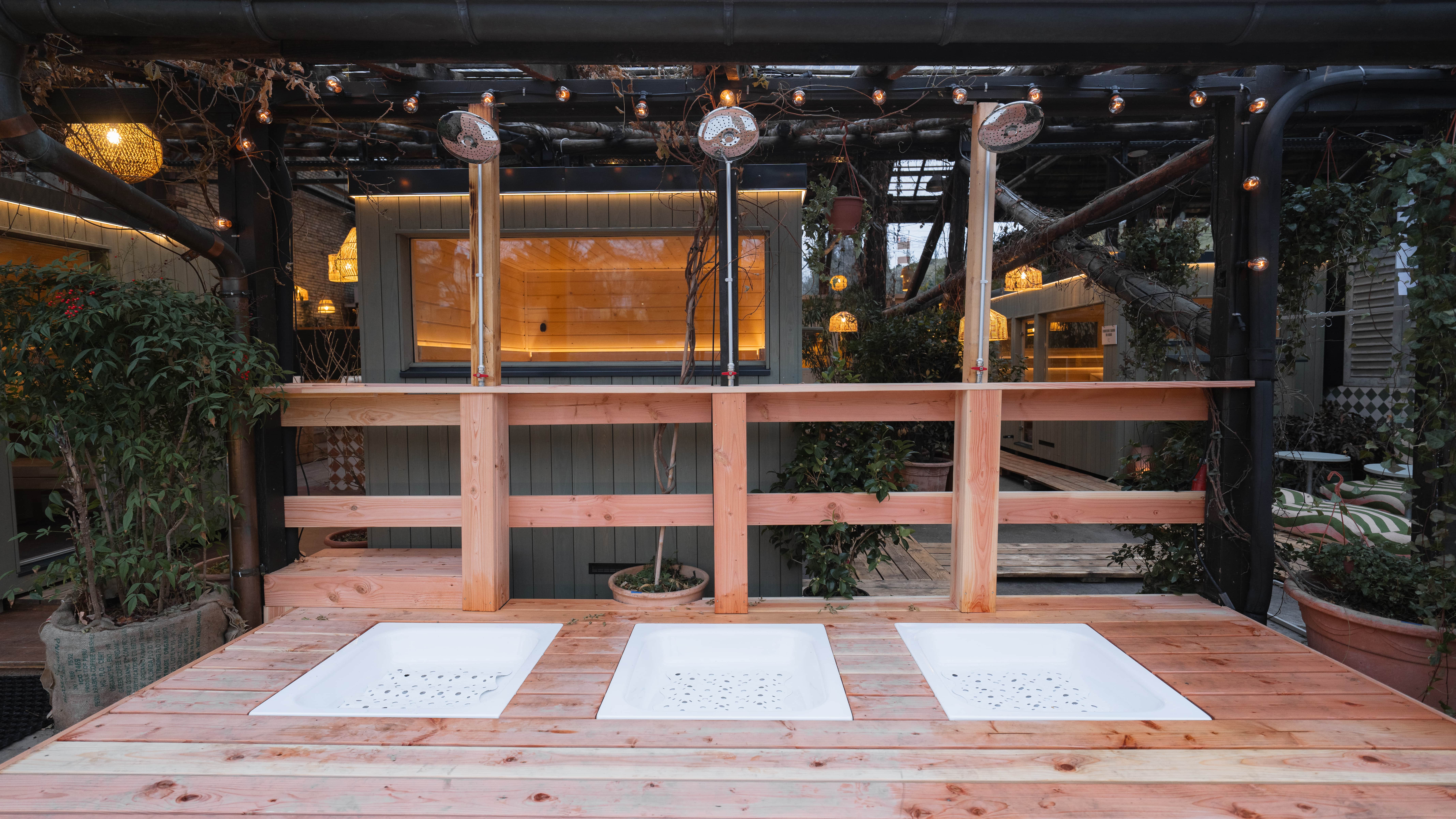 Kaltwasserduschen draussen auf der Veranda