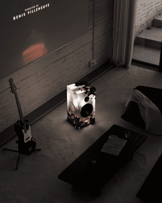 Rendu 3D enceinte sculpturale rétroéclairée dans un loft industriel, mise en scène design — Aure Moukala