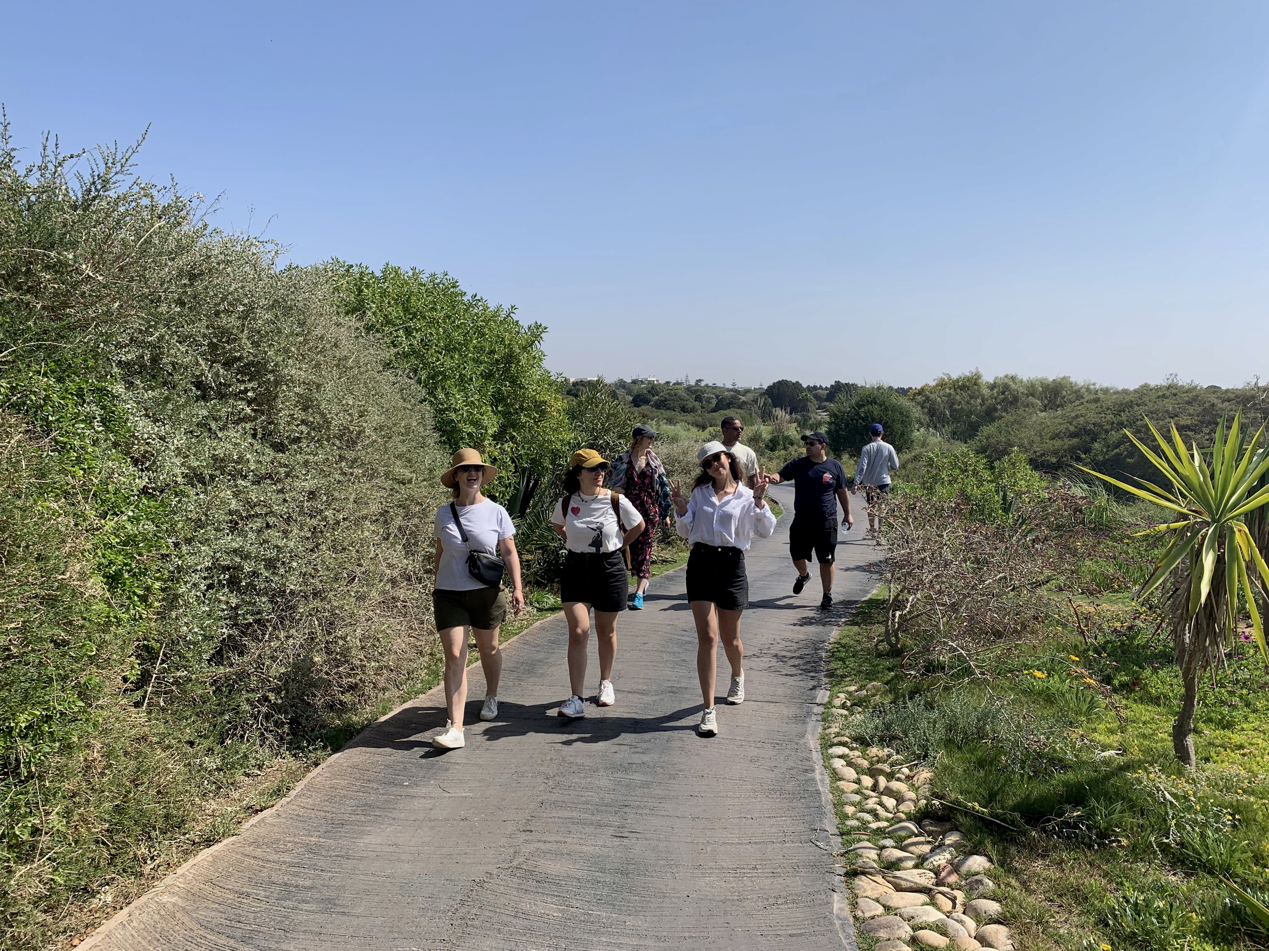 Naomi, Ângela and Ana walking