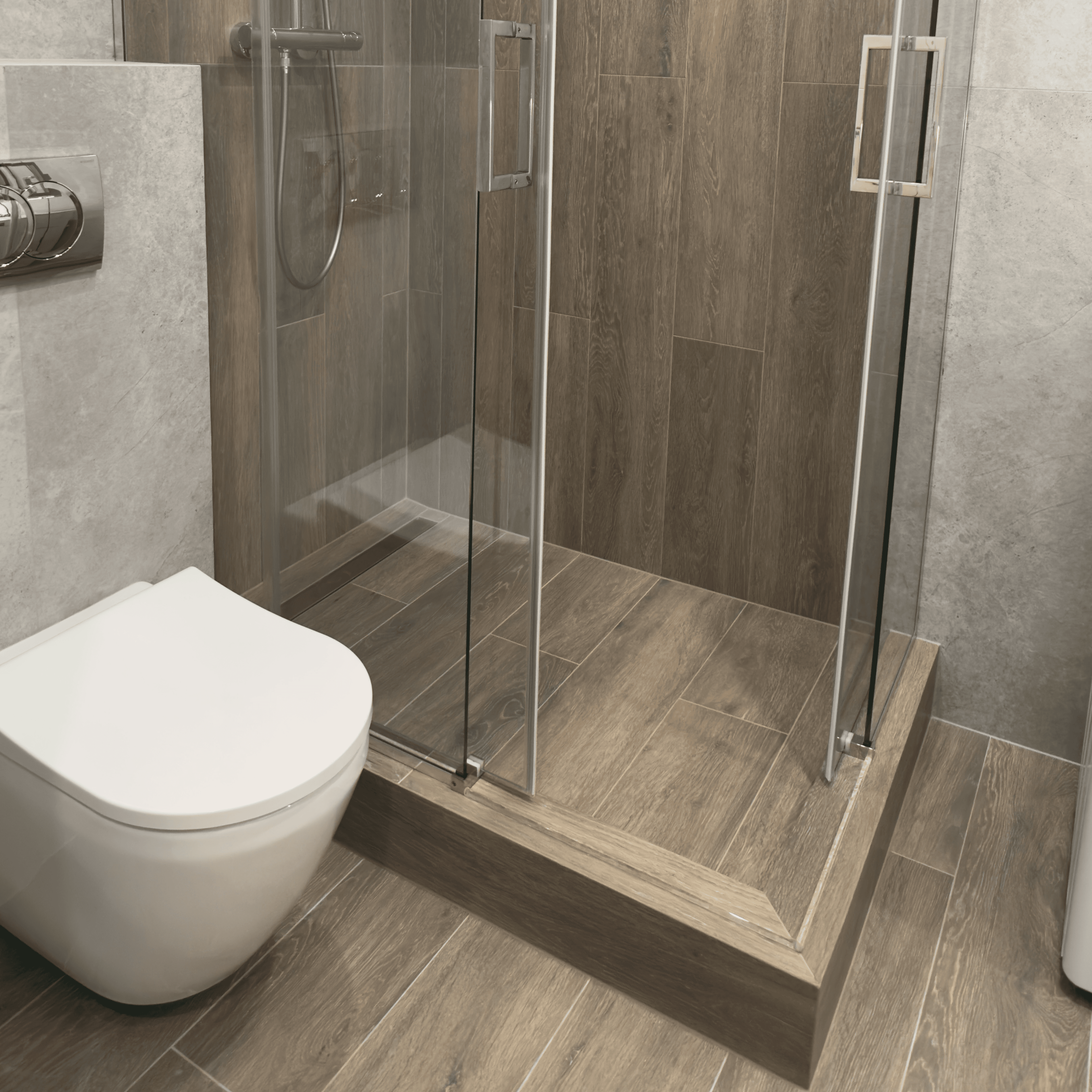 Душова зона з дерев’яною плиткою та скляними дверцятами