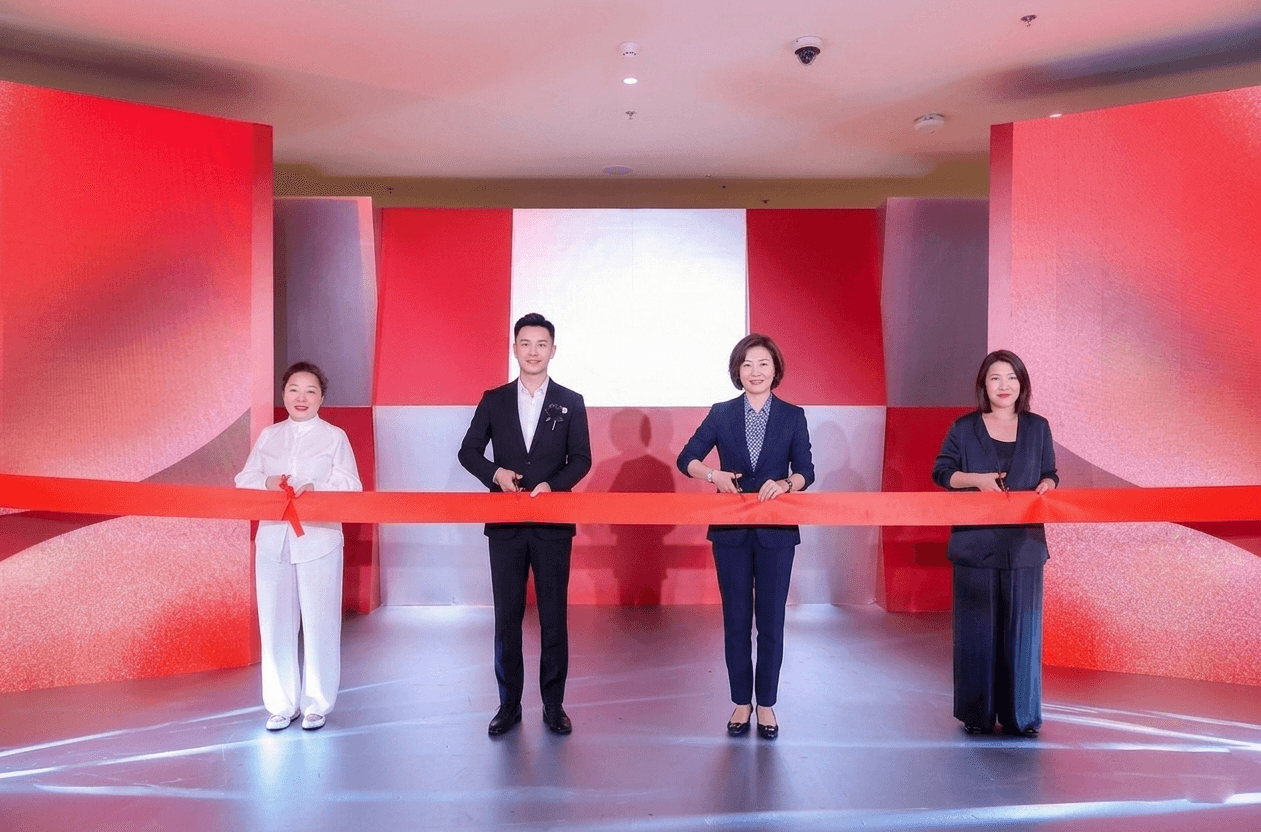 香港公司開幕典禮剪綵儀式,專業慶祝活動統籌及紅色主題場地佈置。