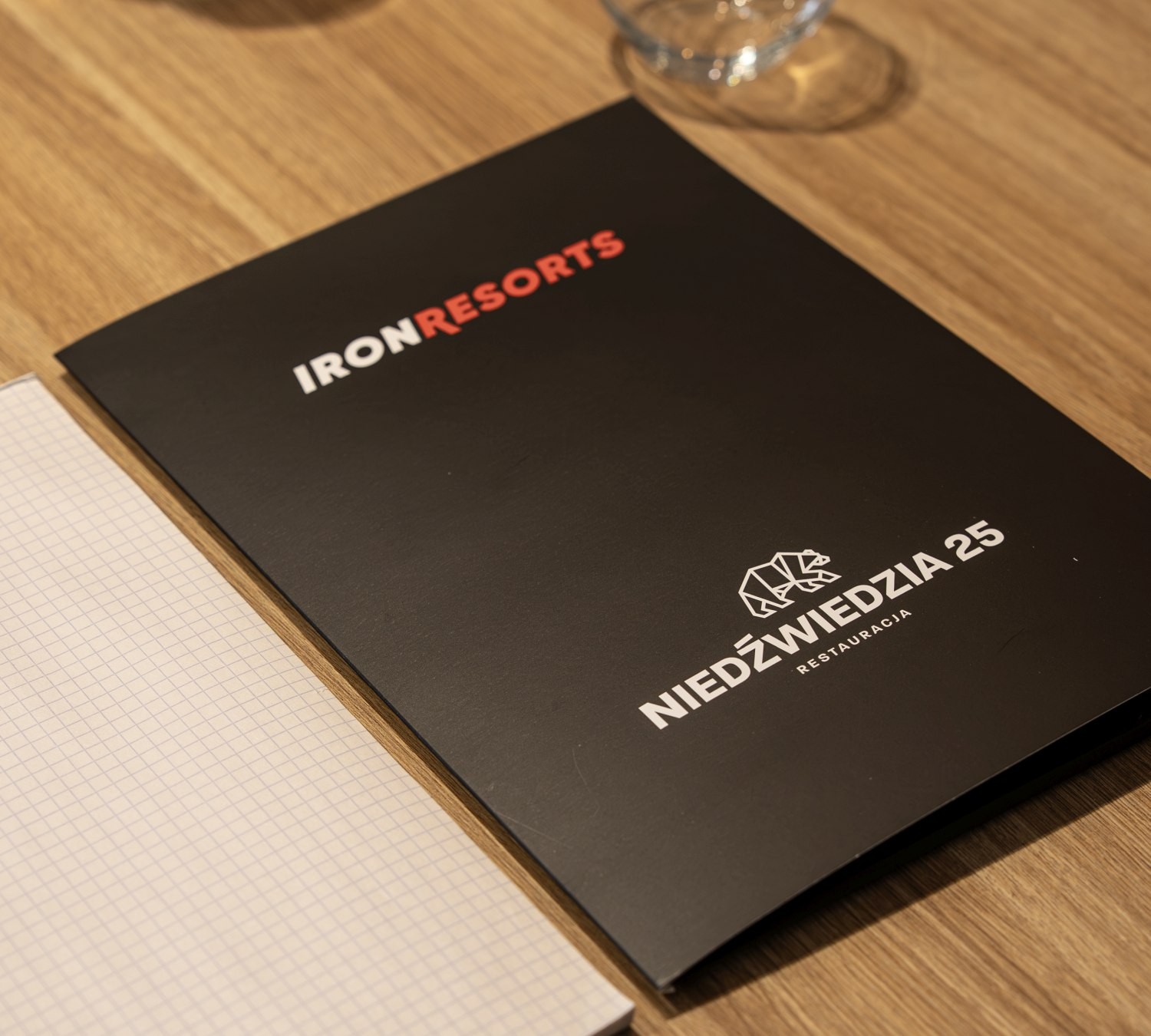 Materiały szkoleniowe IronResorts i Niedźwiedzia 25 na stole