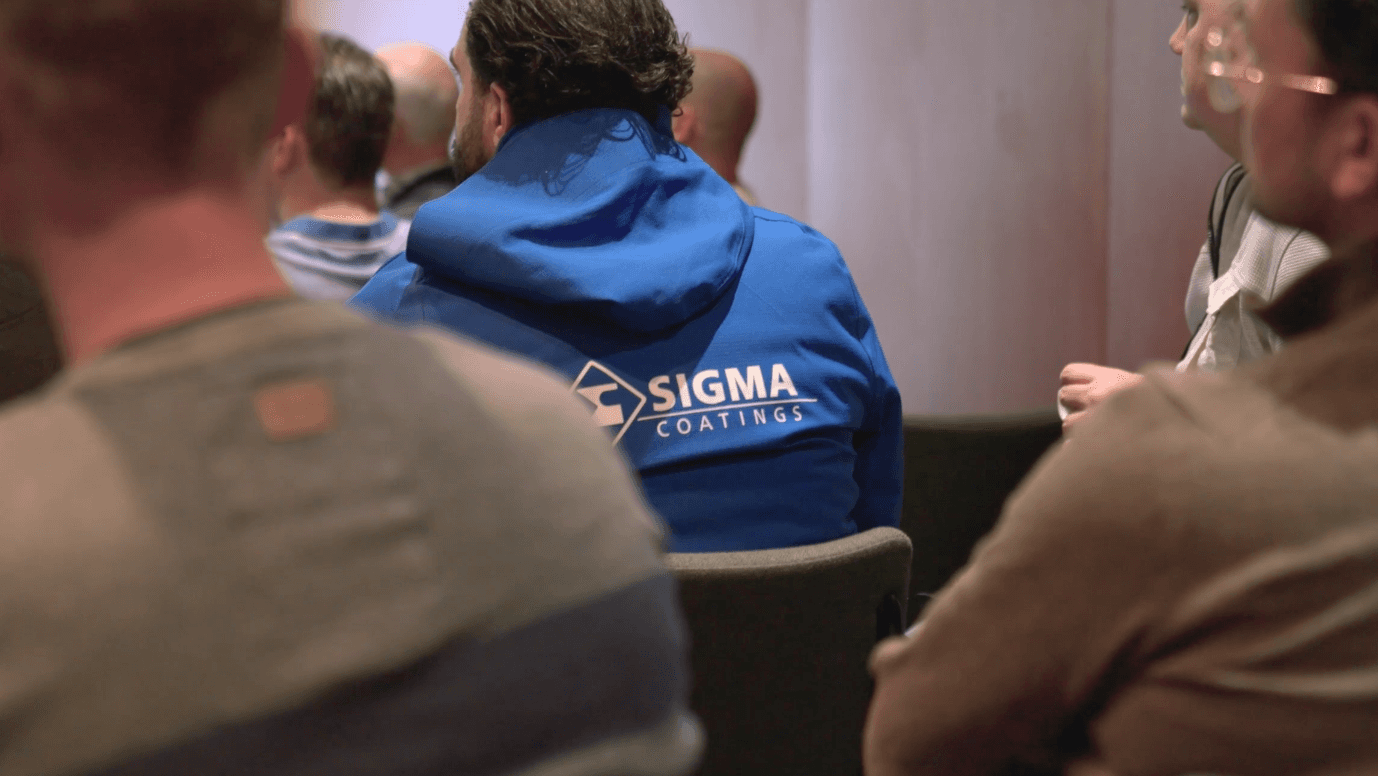 Deelnemer met Sigma Coatings-logo op hoodie tijdens de tweedaagse AI-workshop