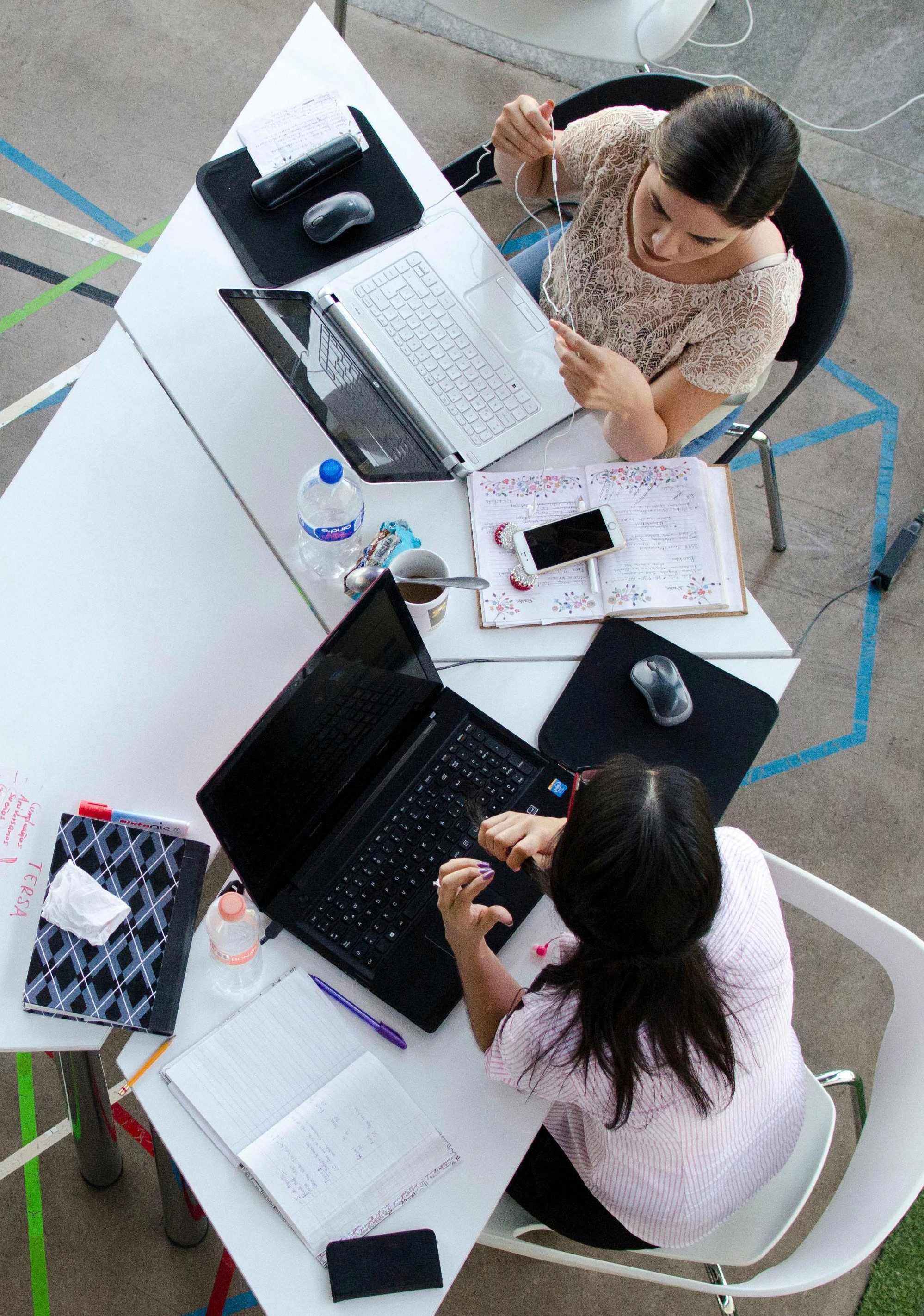 Team arbeitet an einem Tisch in einem hell beleuchteten Büro.