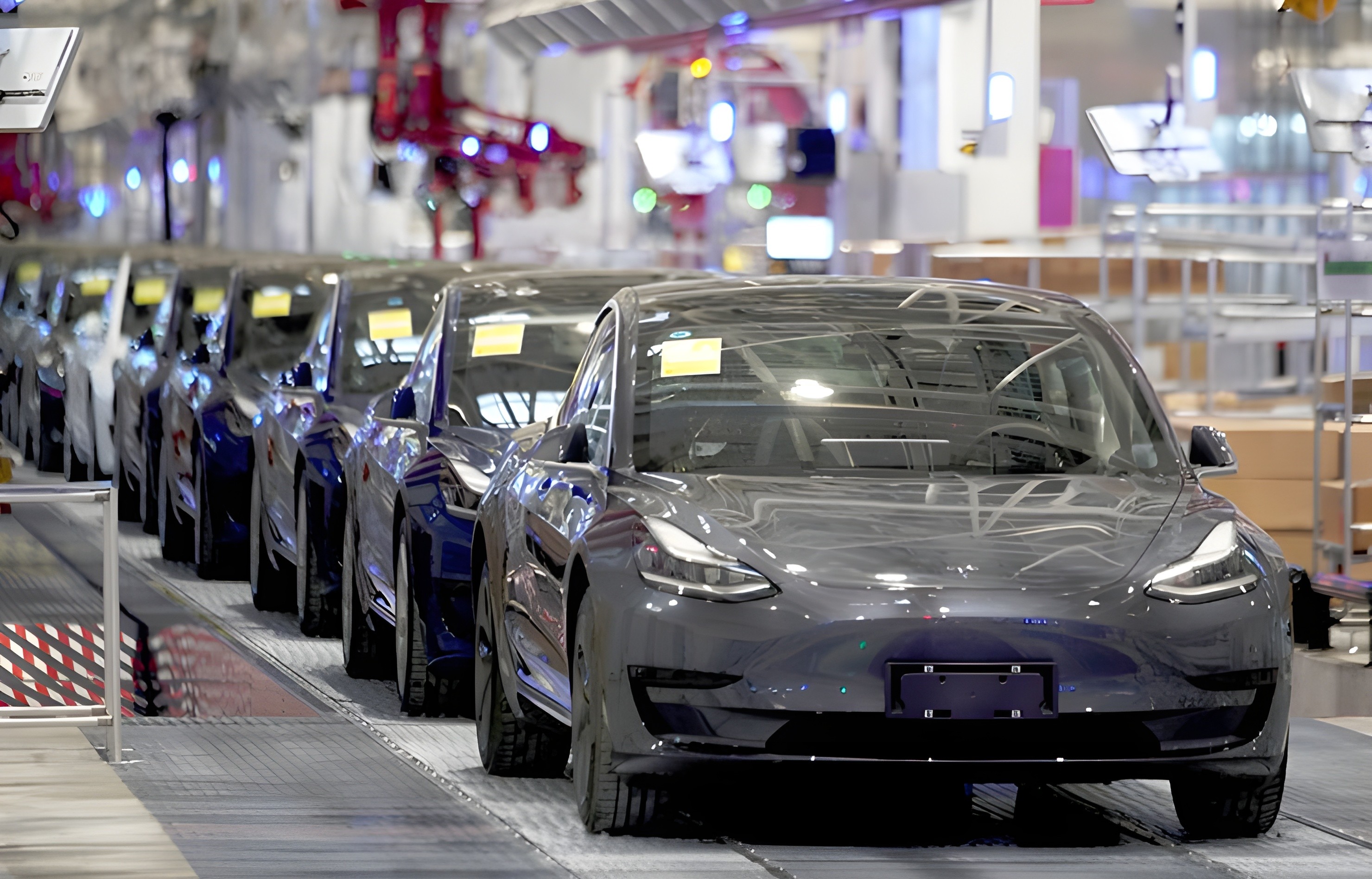 Tesla Model 3 en fabrication sur ligne d’assemblage, production industrielle de berlines électriques Tesla