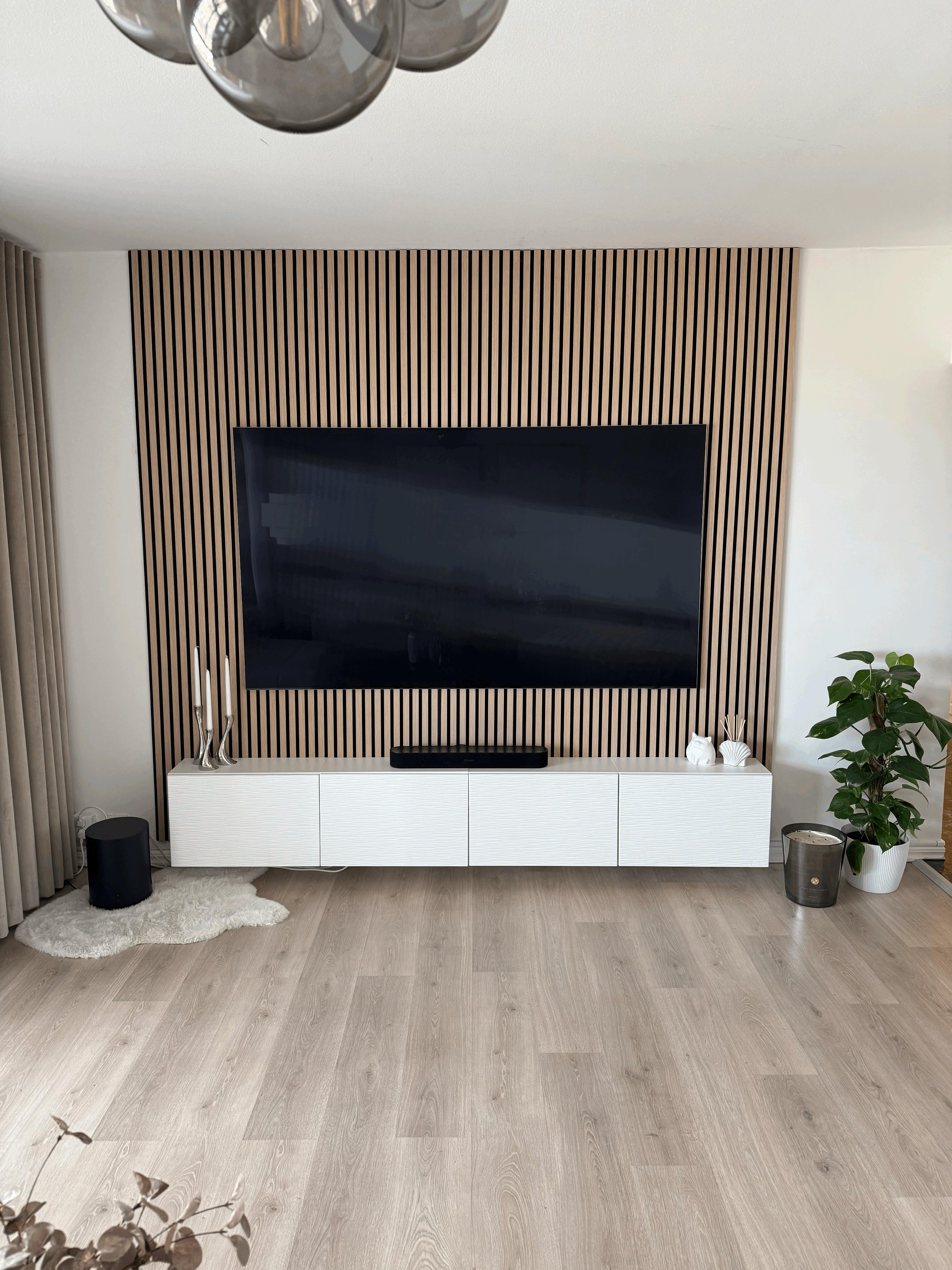Akustikpaneler och väggpaneler installerade i modern interiör i Malmö