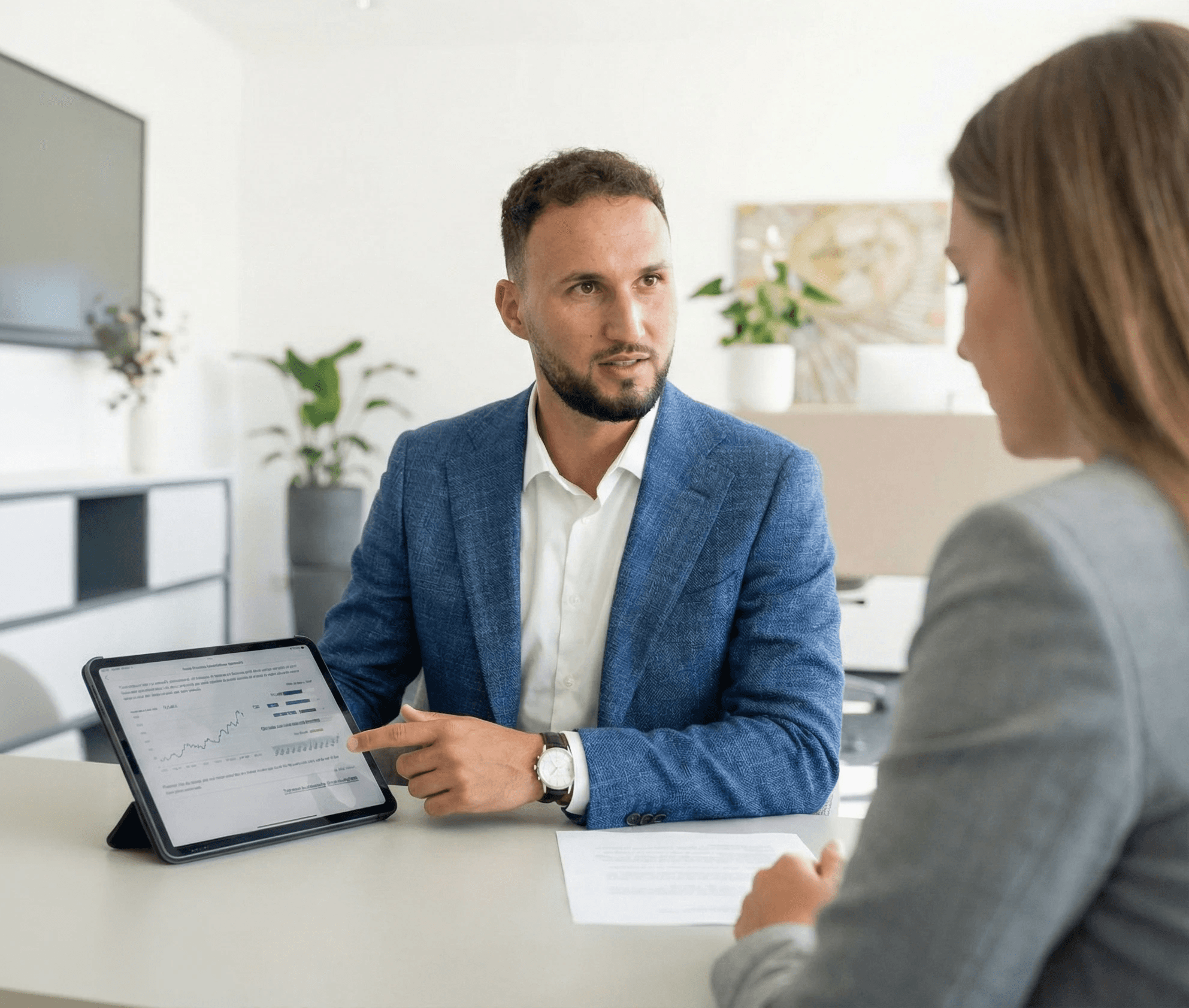 Joel Braun im persönlichen Beratungsgespräch bei Finvera zur Altersvorsorge und finanziellen Absicherung in der Schweiz