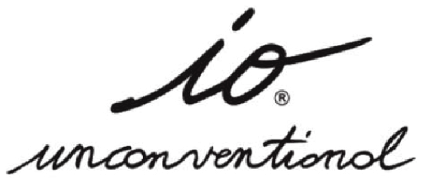 Logo ufficiale iO Unconventional Eyewear in nero, disegnato con un tratto calligrafico libero e accompagnato dalla parola “unconventional”, espressione di un’identità creativa volutamente fuori dagli schemi. iO Unconventional nasce all’interno di Liò, realtà artigiana fondata in Veneto nel 1989 dal giovane Adriano Lio insieme ai fratelli e cresciuta nel territorio bellunese, uno dei luoghi simbolo dell’occhialeria italiana. Il nome “iO” richiama il sé, l’unicità della persona e il diritto di esprimere la propria individualità attraverso un oggetto autentico. Le collezioni fondono moda, design, tradizione manifatturiera, innovazione, materiali italiani e lavorazioni realizzate internamente nello stabilimento veneto. Forme eccentriche, accostamenti cromatici inconsueti, dettagli sperimentali e produzioni artigianali caratterizzano un eyewear pensato per chi rifiuta l’omologazione. Alcuni progetti, come Riciclò, recuperano residui di acetato creando combinazioni sempre differenti. Brand Made in Veneto selezionato da Ottica Dentella per chi cerca occhiali unici, eclettici, sostenibili e anticonvenzionali.