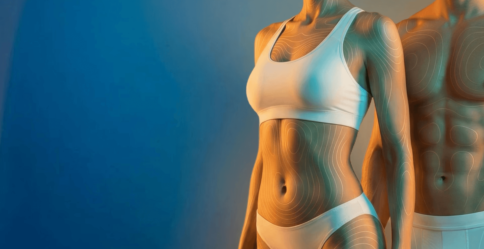 رجل يرتدي قميص بولو رمادي بجانب لوحة بيضاء قابلة للمحو