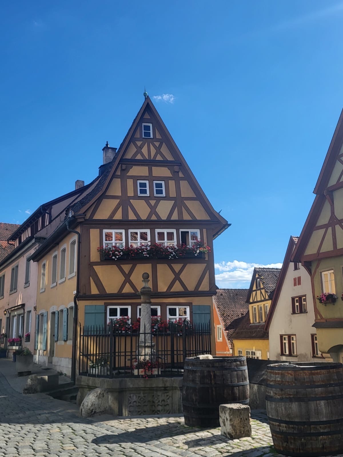 Detailaufnahme eines schönen Fachwerkhauses in Rothenburg, ideal für Fotografie-Enthusiasten.