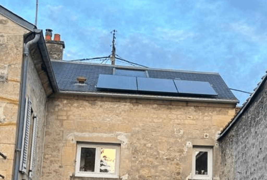 Photo d'une maison à Saint-Leu-d'Esserent équipée de panneaux photovoltaïques dont l'installation a été faite par Solarock.
