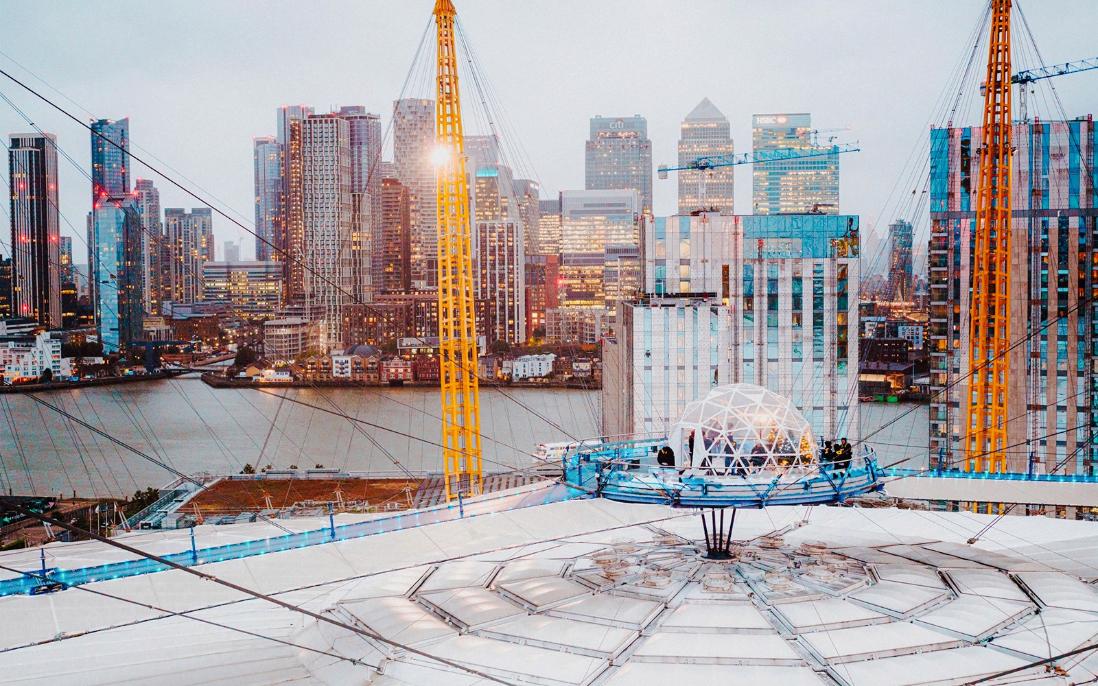 O2体育馆屋顶的雪球体验,可俯瞰伦敦天际线。