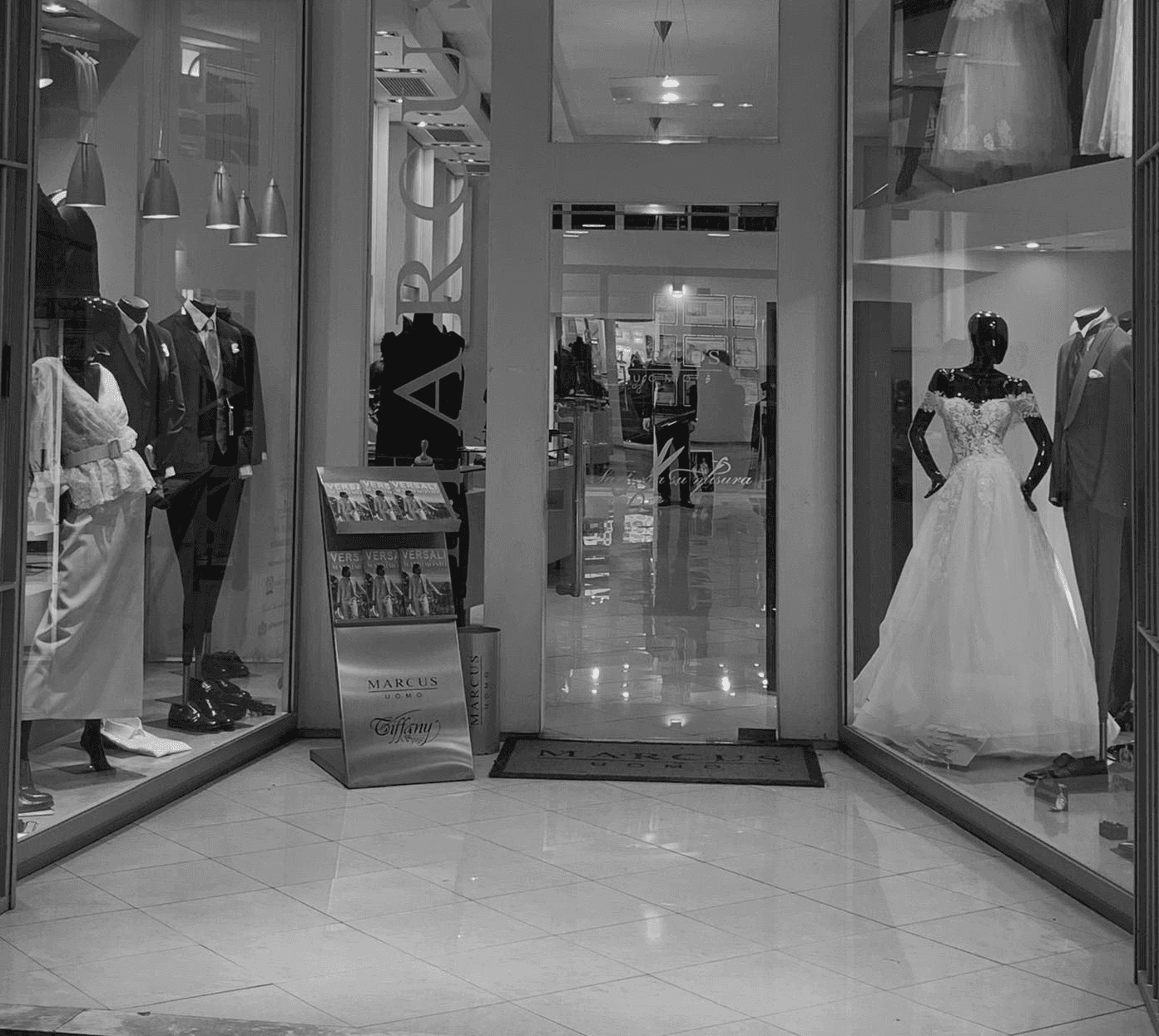 Una foto che mostra l'ingresso del negozio