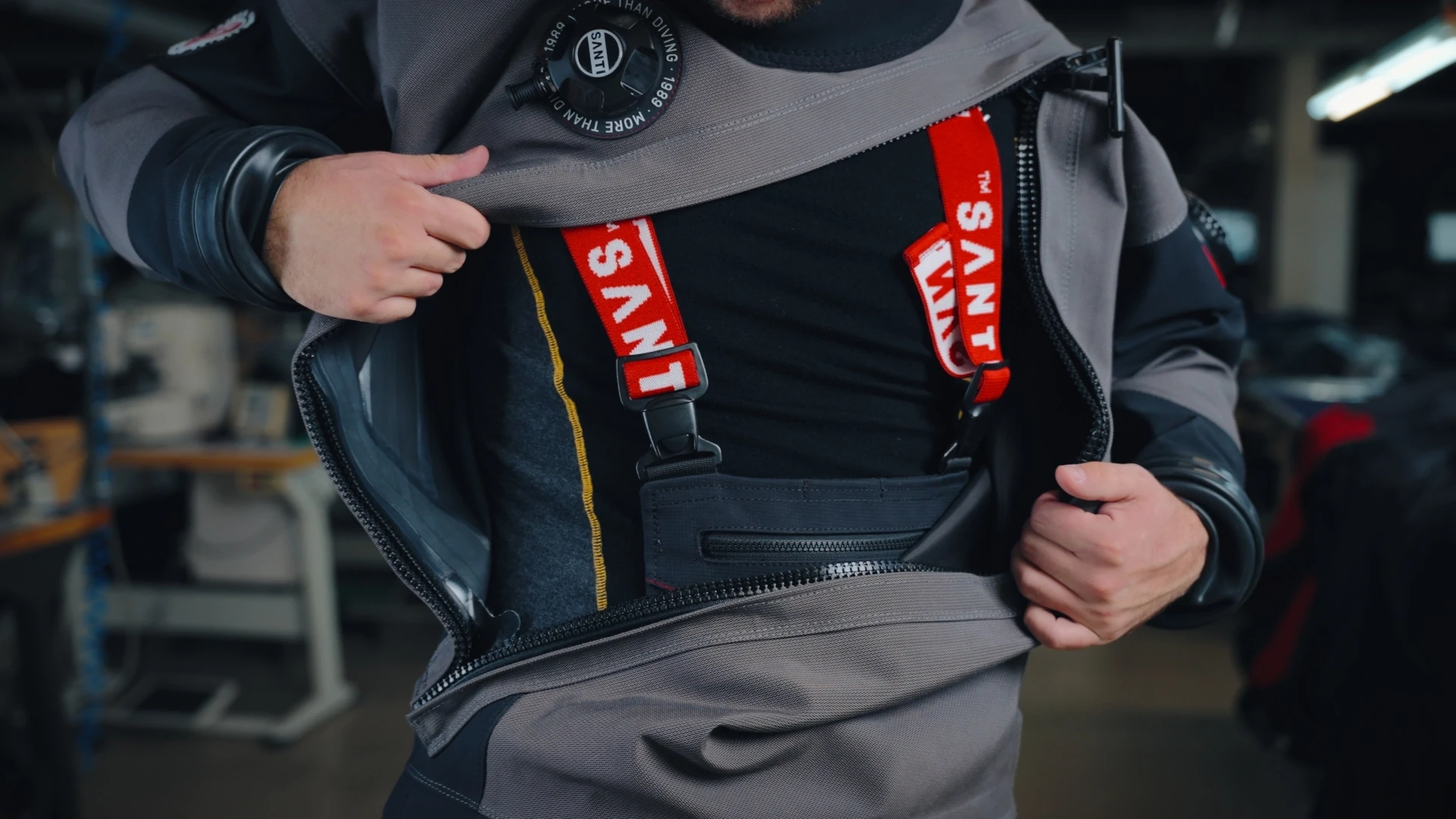 Zbliżenie na drysuite Santi Edge z filmu reklamoweg