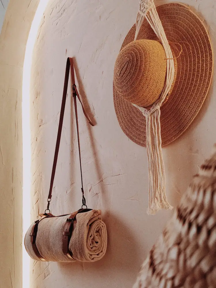 Strandaccessoires vor einem mediterranen Rundbogen mit indirekter Beleuchtung im Referenzprojekt Casa Terra mit individuellem Interior Design.