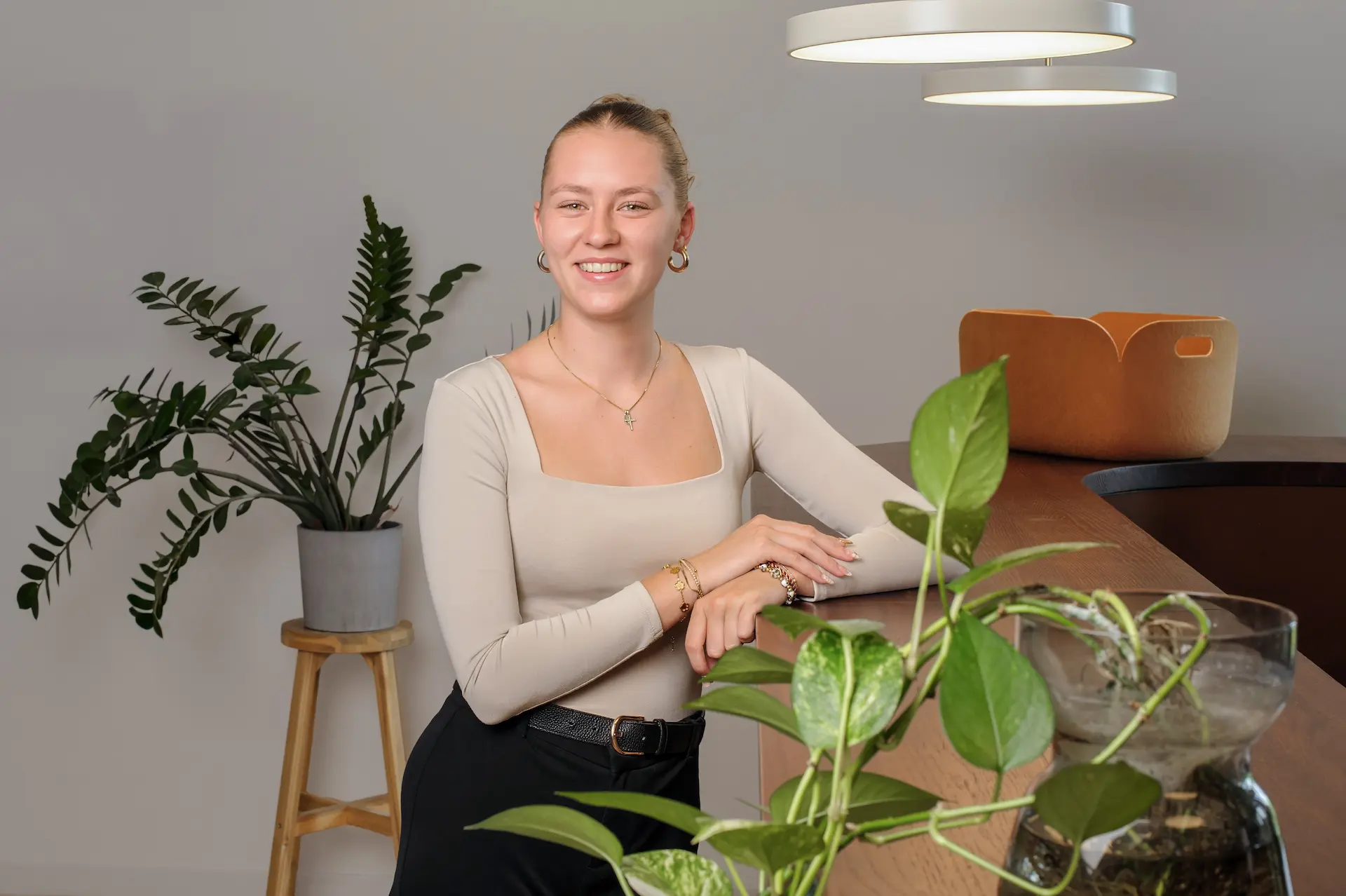 Praktikantin Immobilien Cécile Rothe im Büro bei Kocher Immobilien