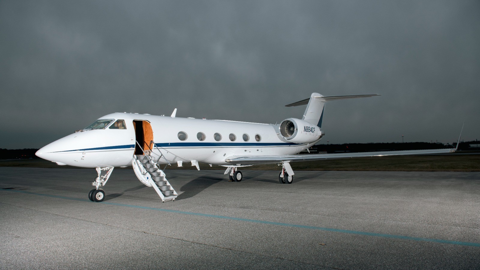 2001 Gulfstream GIV-SP N884CF on the ramp with the airstair down
