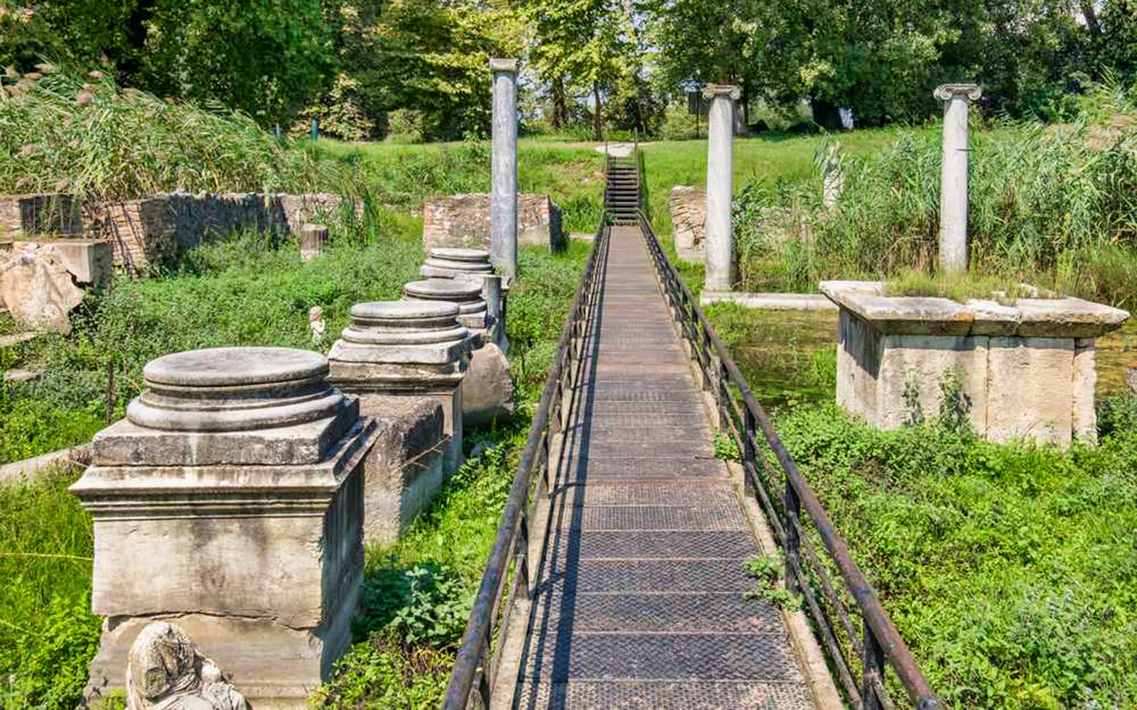 Ősi romok és oszlopok a Diónál található régészeti lelőhelyen, az Olymposz-hegy közelében, Görögországban.