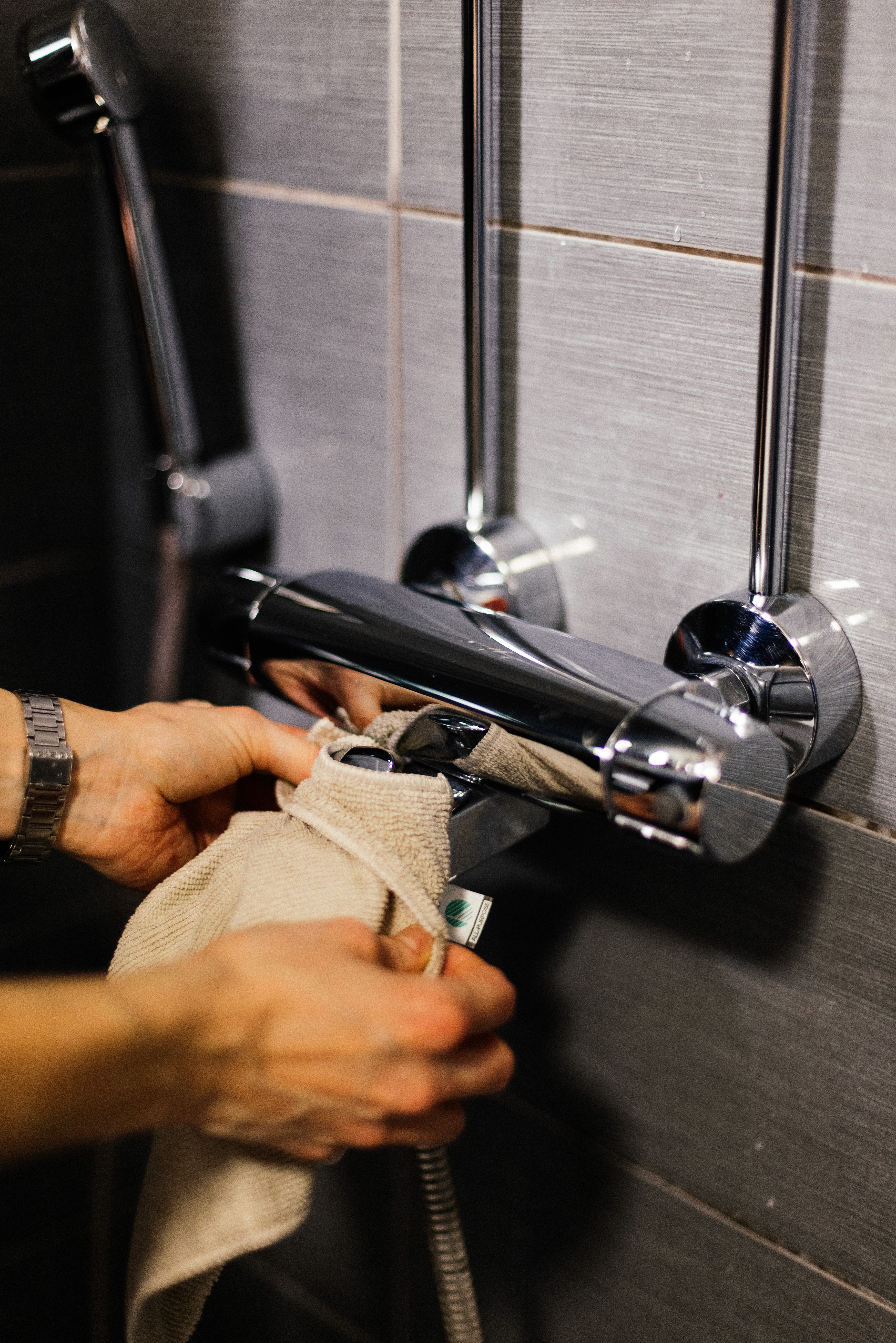 Puhdas kylpyhuone siivouksen jälkeen