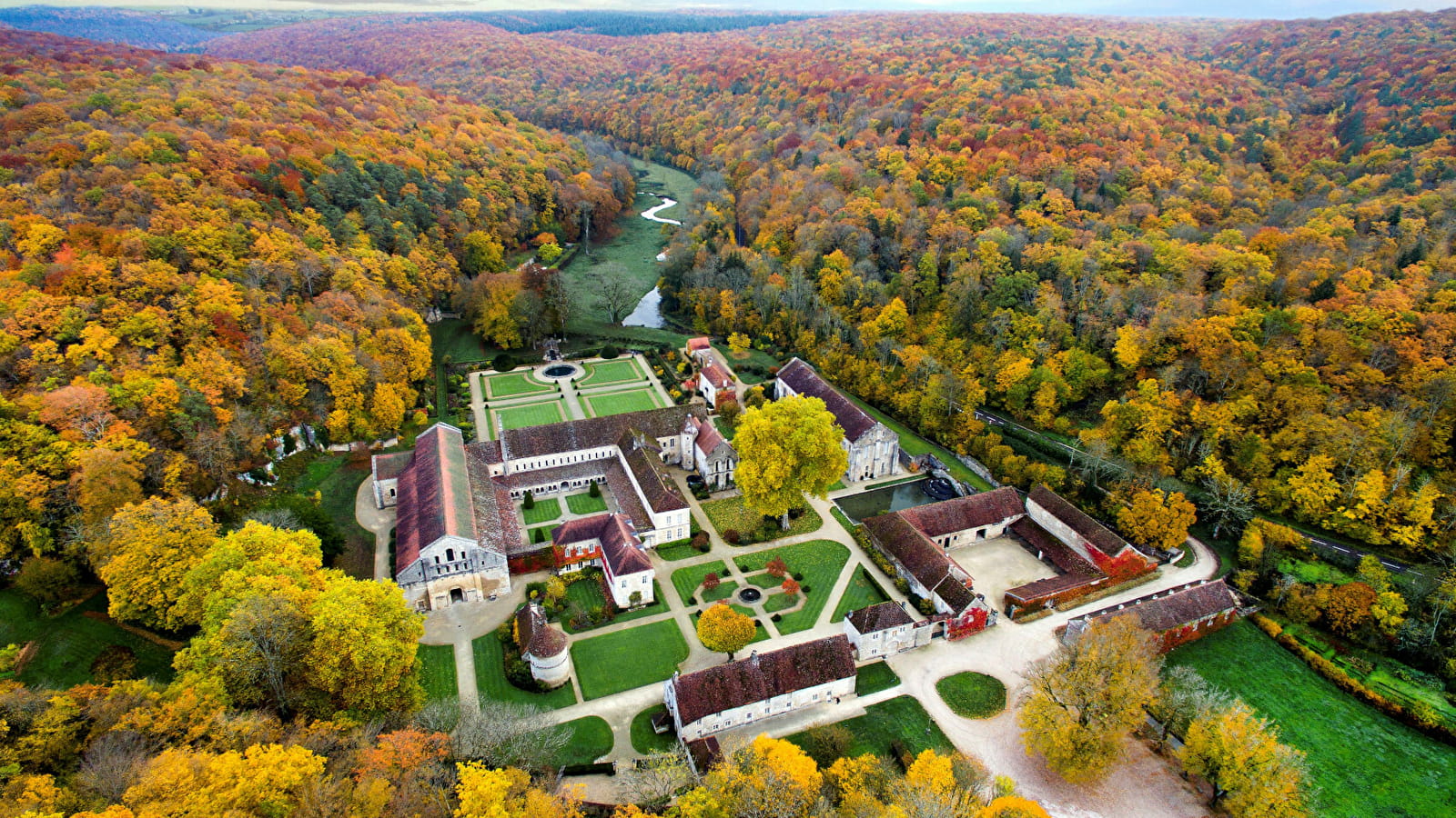 Vue aérienne de l'abbaye de Fontenay en automne, Bourgogne.  Paysage pittoresque et arbres dorés.