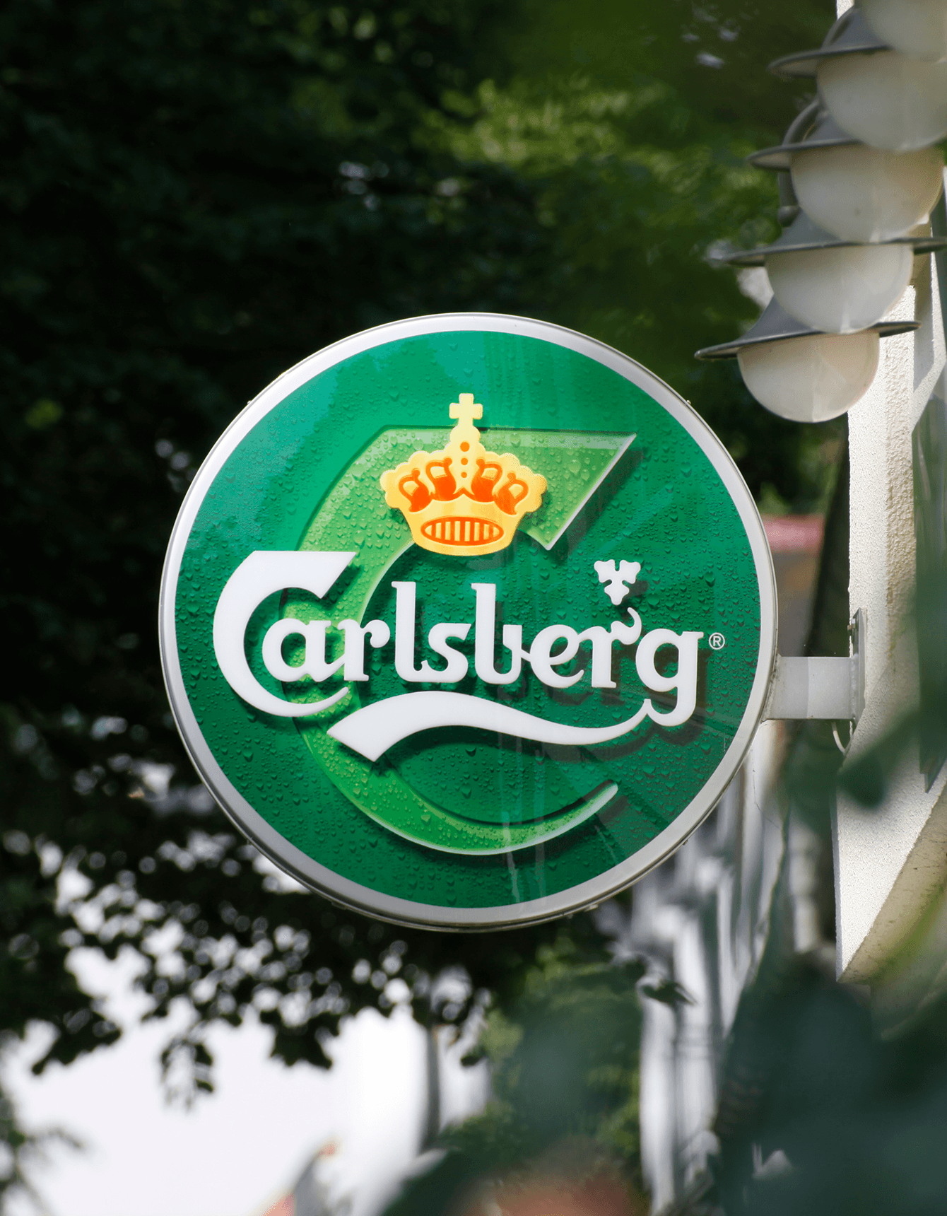 Nachtaufnahme des ersten tegut… teo in Fulda, warm beleuchtet und mit einer Schlange wartender Kund:innen vor dem Eingang.