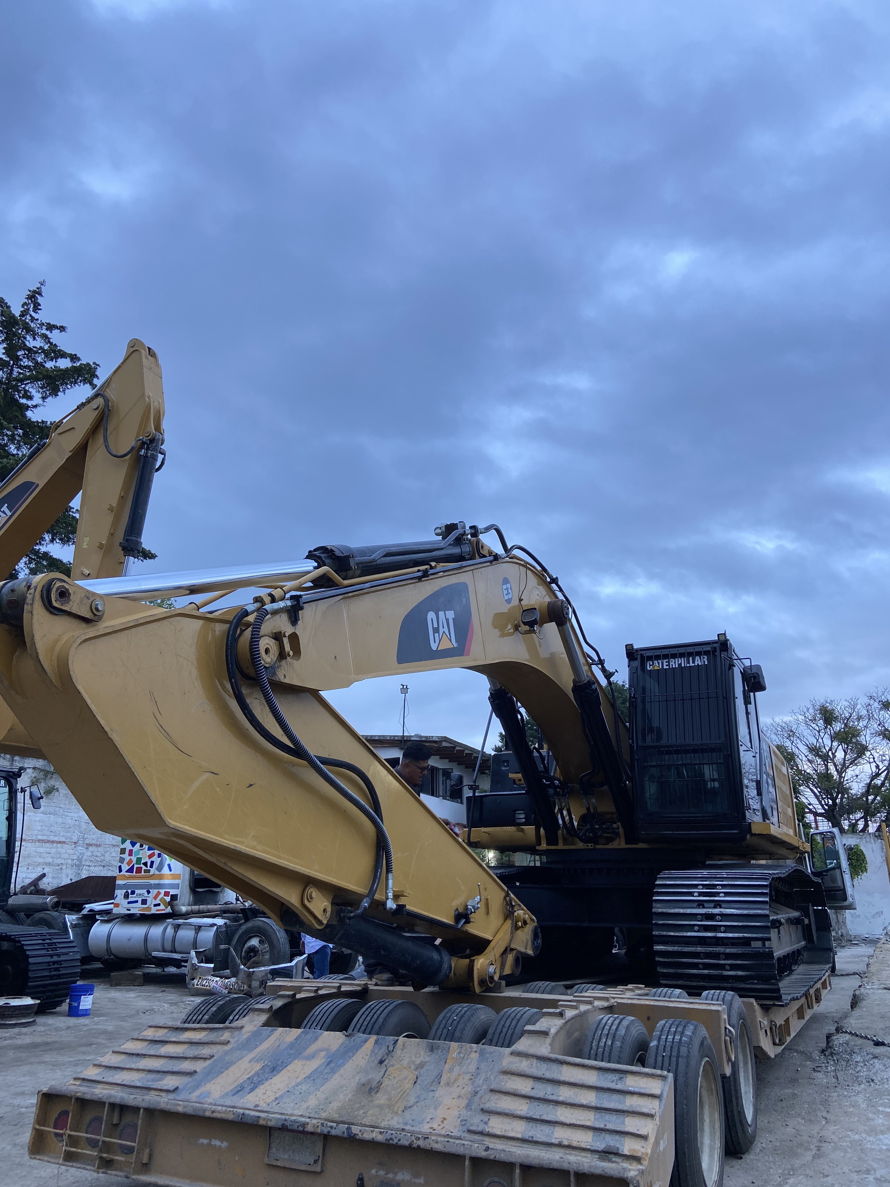 Excavadora hidráulica trabajando en obra de terracería y movimiento de tierra