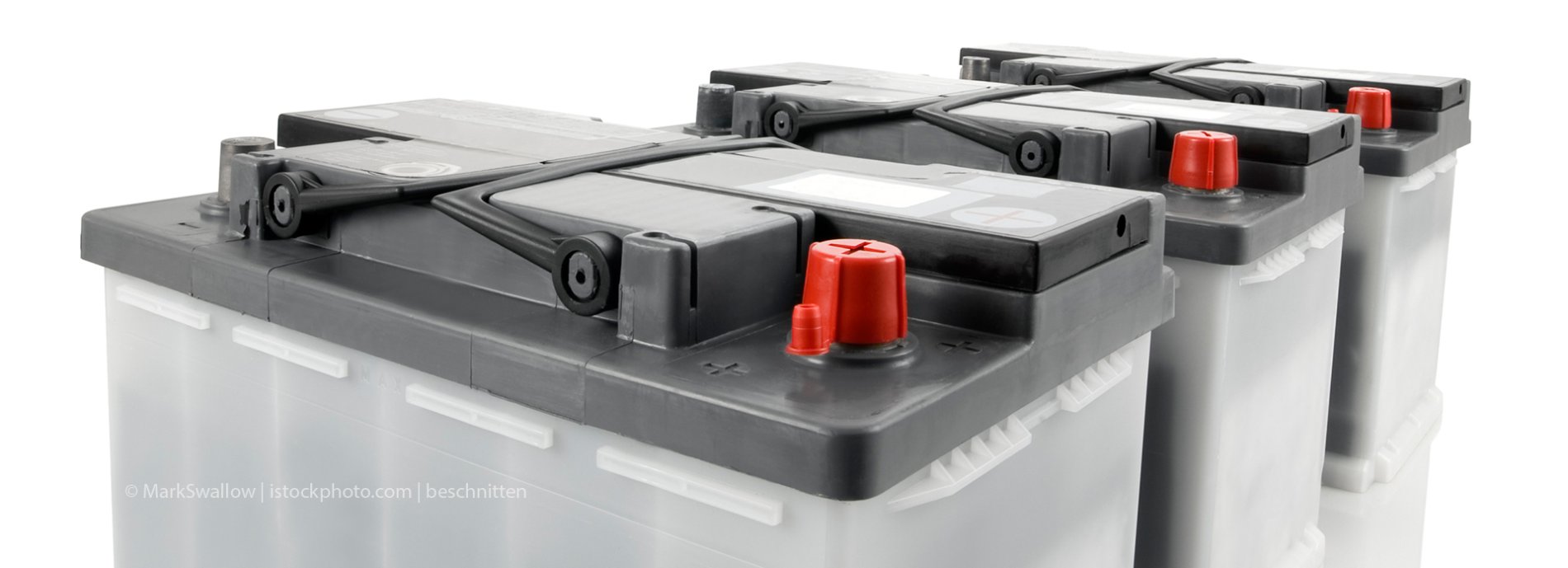 Autobatterien mit roten Polen. Wartungsfreie Starterbatterie. Auto Batterie ersetzen. Fahrzeugbatterie für PKW, LKW, etc.