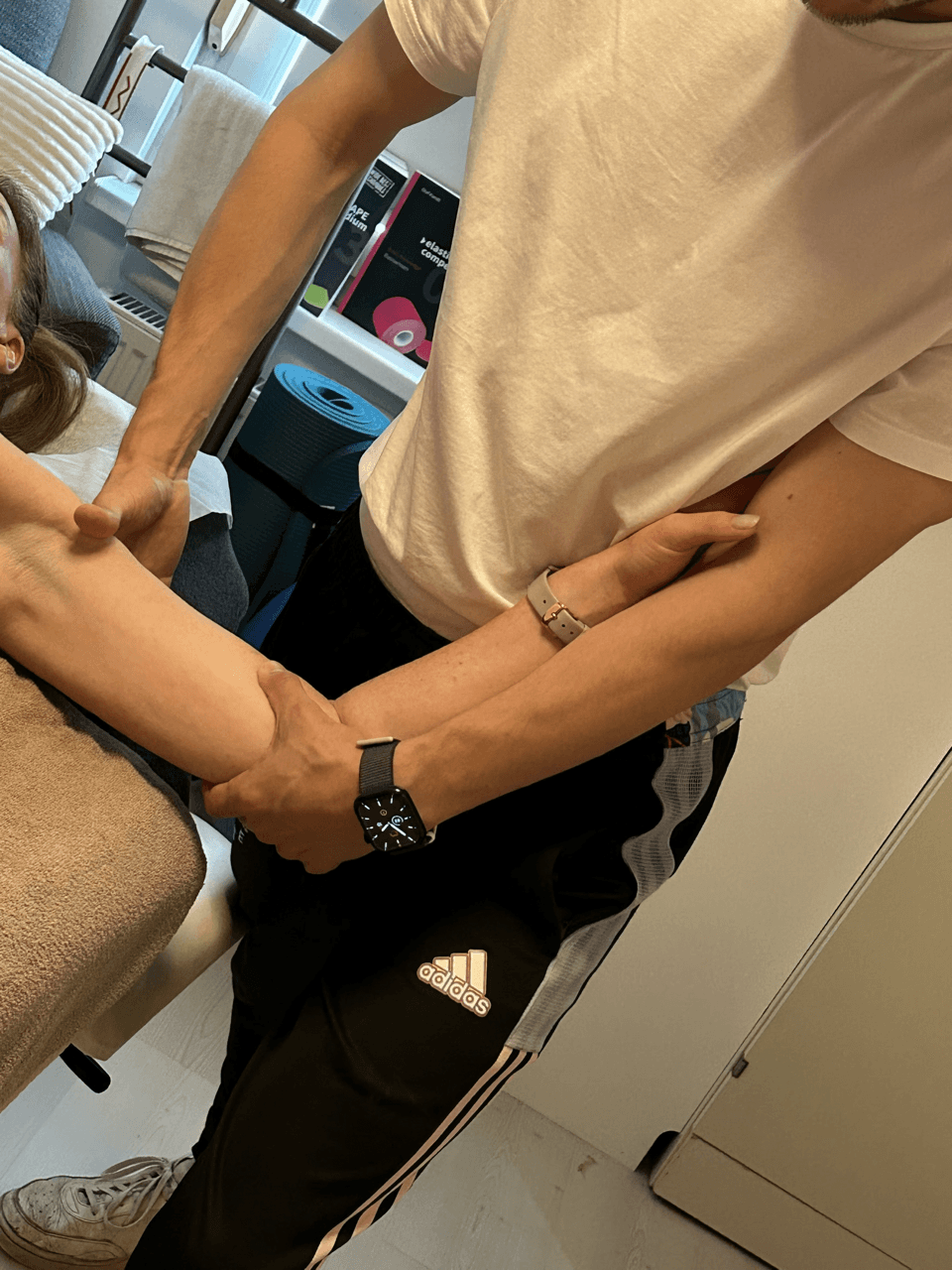Sportphysiotherapie Bad Vilbel Schmerzlinderung Massage: Schmerzlinderung-Massage am Arm eines Patienten.