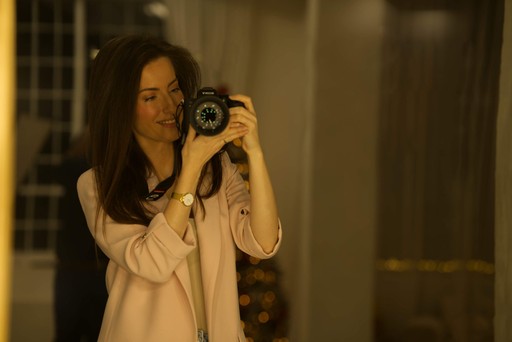 Fotografka Monika Srbová při práci s fotoaparátem