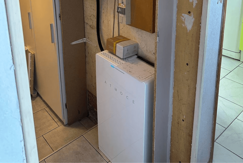 Photo d'une batterie physique Atmoce dans une maison à Péronne en France équipée de panneaux photovoltaïques dont l'installation a été faite par Solarock.