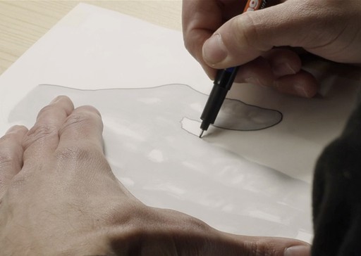 Χέρια νέου καλλιτέχνη σχεδιάζουν με μολύβι πάνω σε χαρτί.