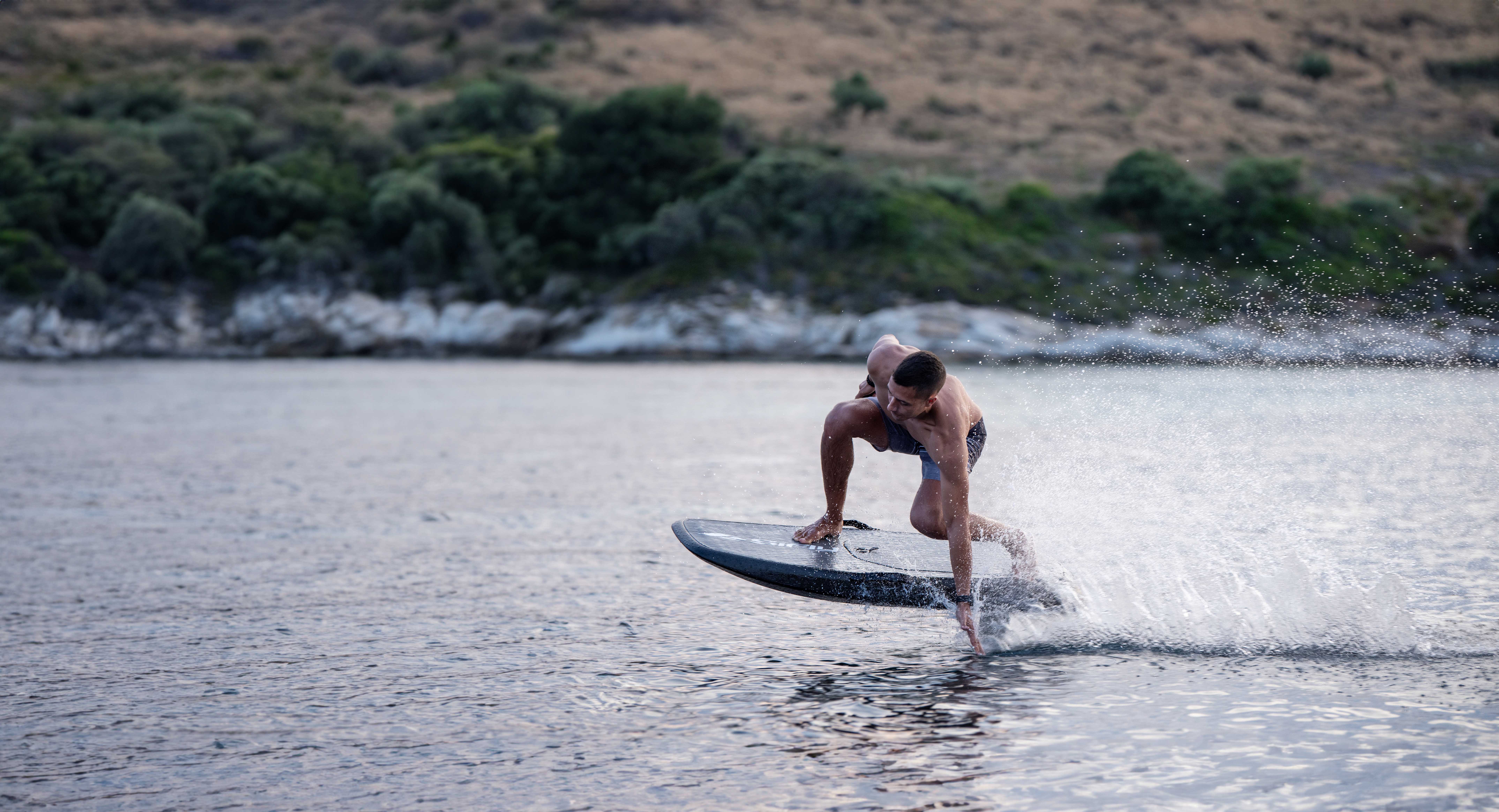 su üstünde uçan sörf sifly rider plus efoil okulu resort yat Datça