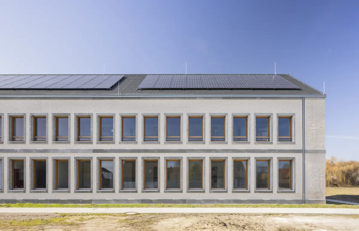 Isometrische Zeichnung eines Bauprojekts mit mehreren Gebäuden und markierten Strukturen in Rot
