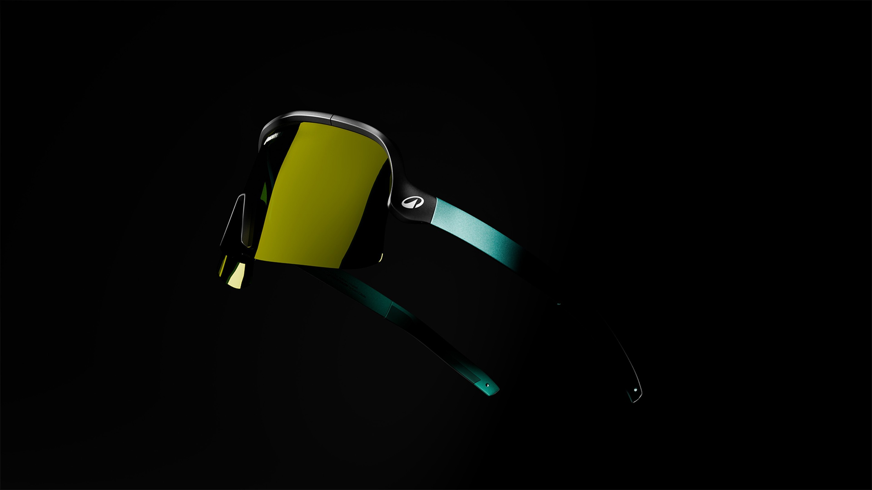 Vue dynamique et dramatique d’une paire de lunettes sur fond noir, avec des reflets de lumière sur les verres et le logo Decathlon.
