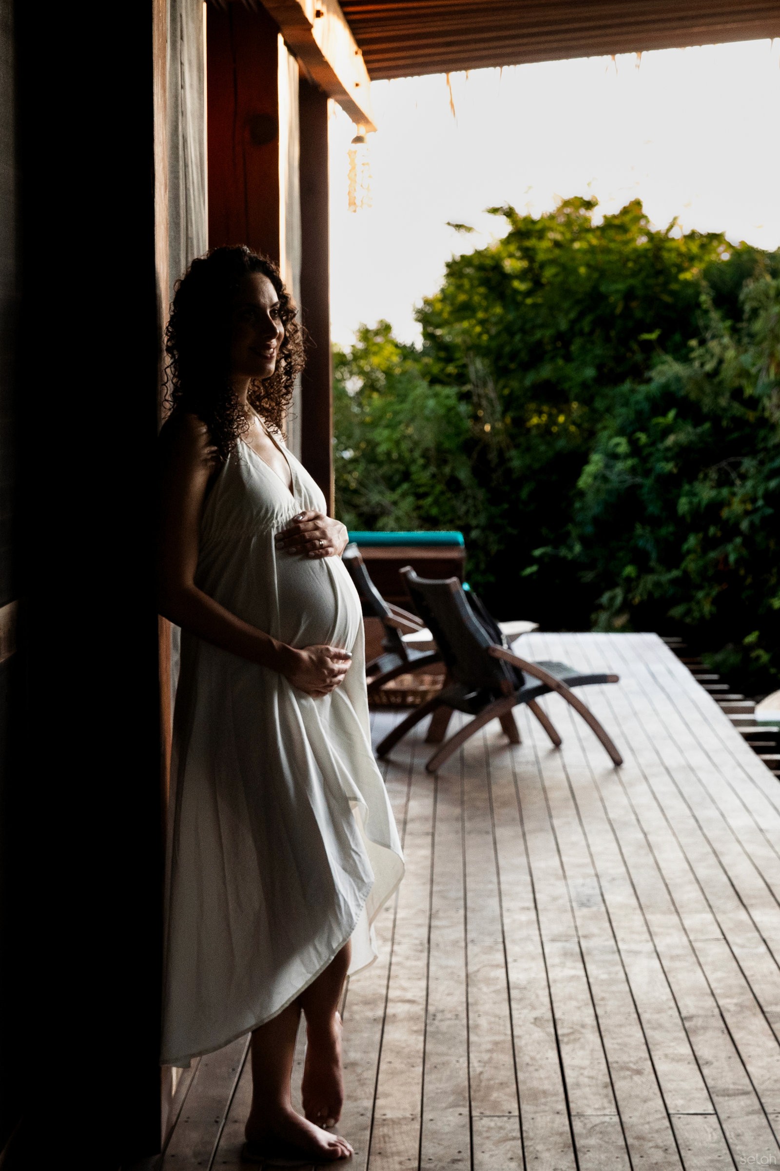 Sesión de fotos de maternidad con luz natural en la costa de Oaxaca