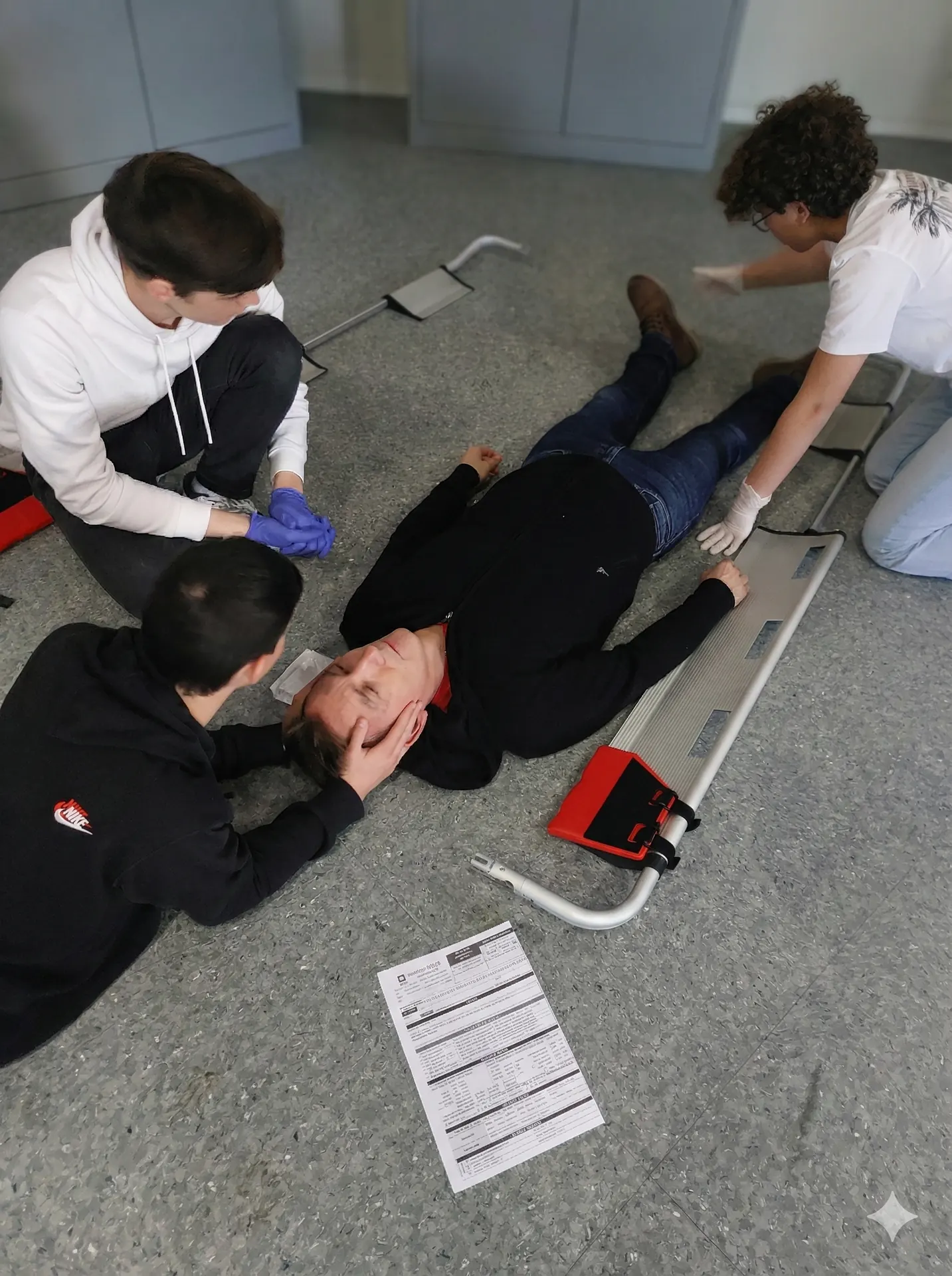 Formation secourisme, simulation premier secours avec civière.
