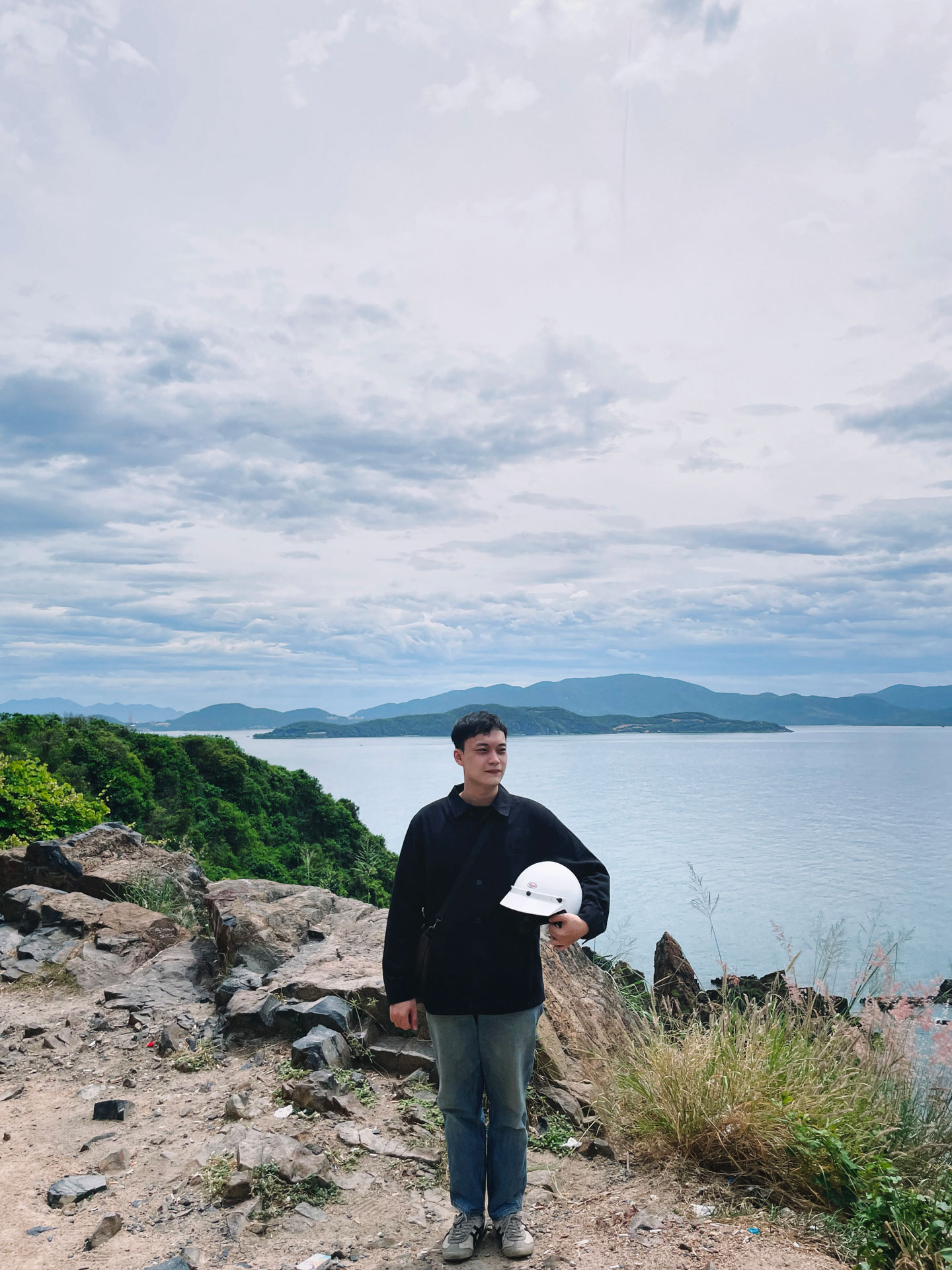 Image of Vien in a brightly lit kitchen, surrounded by 3 girls from Vietnam