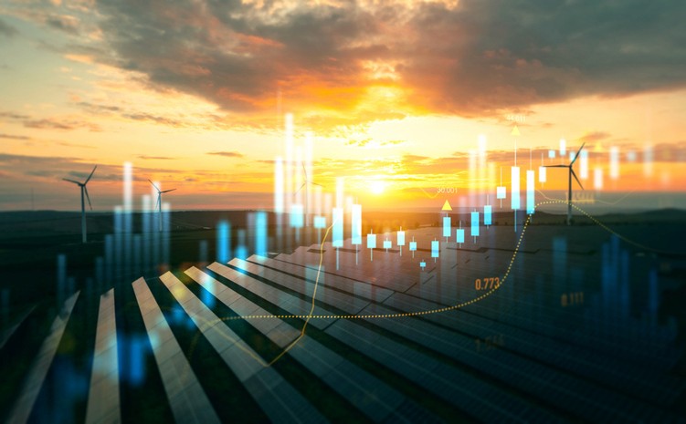 Sonnenaufgang über einem Feld von Solarpaneelen mit einem leuchtenden Himmel, der die Landschaft in ein warmes Licht taucht.