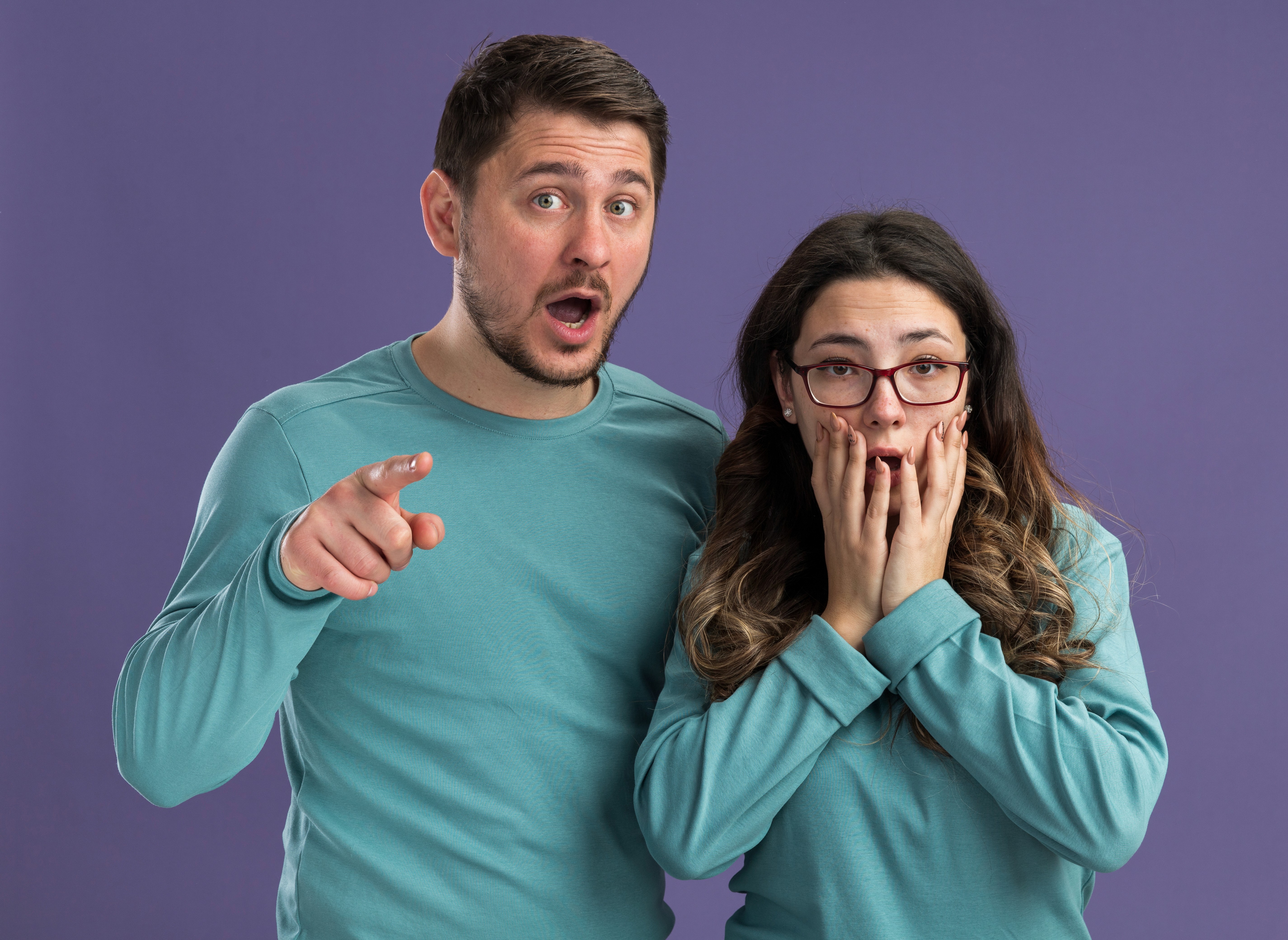 Mulher calculando valores na calculadora e anotando